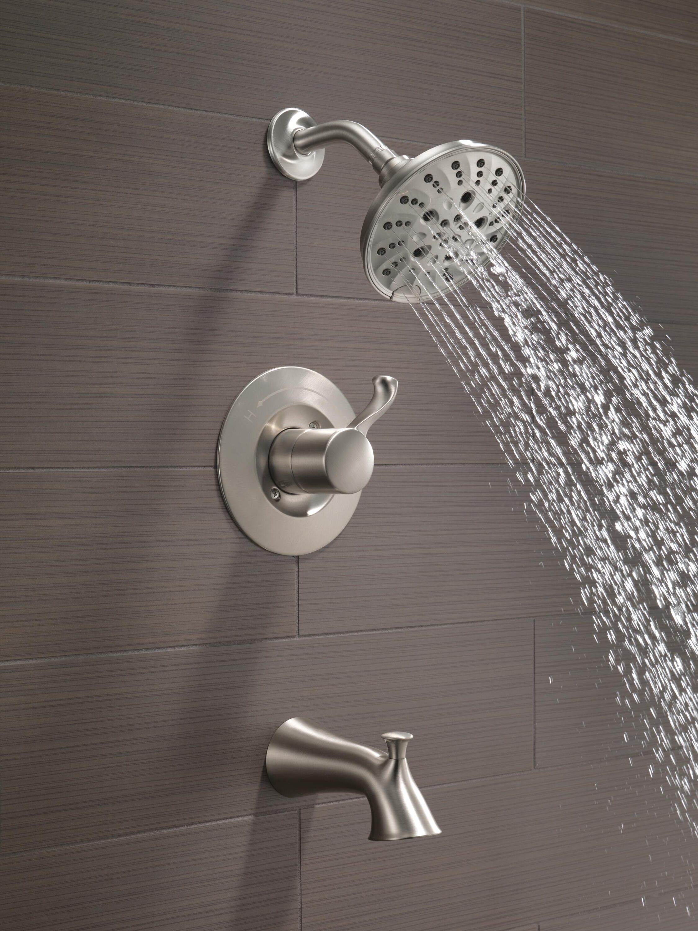 Grifo para bañera y ducha redondo de 6 pulgadas con tecnología Spotshield y válvula de un solo mango Delta Esato 144897-SP