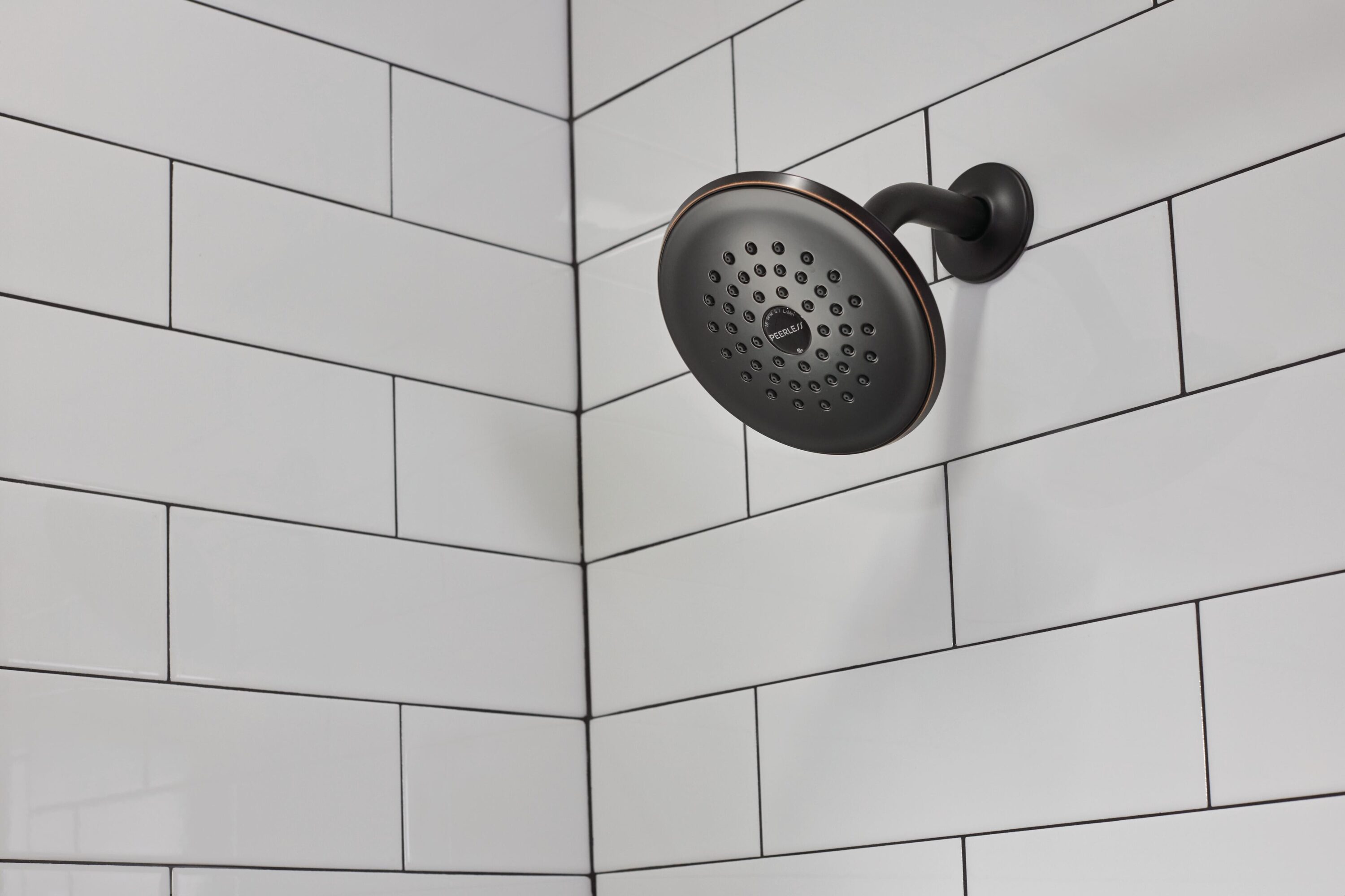 Grifo para bañera y regadera de 1 manija en bronce aceitado de Delta Elmhurst 5.938 pulgadas de diámetro con función única
