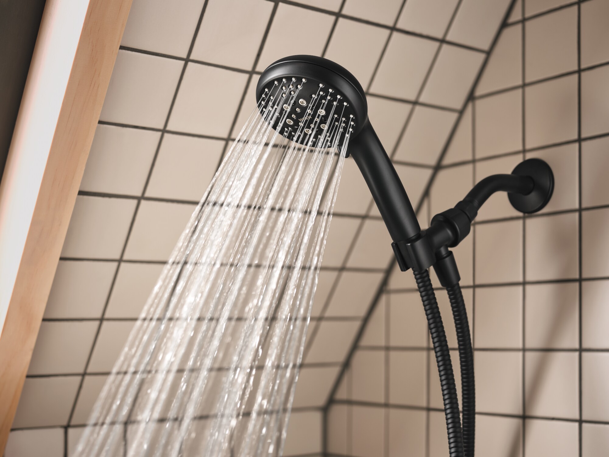 Mezcladora de bañera y regadera de una sola manija Moen Beric en negro mate con alcachofa de 4.8 pulgadas y válvula
