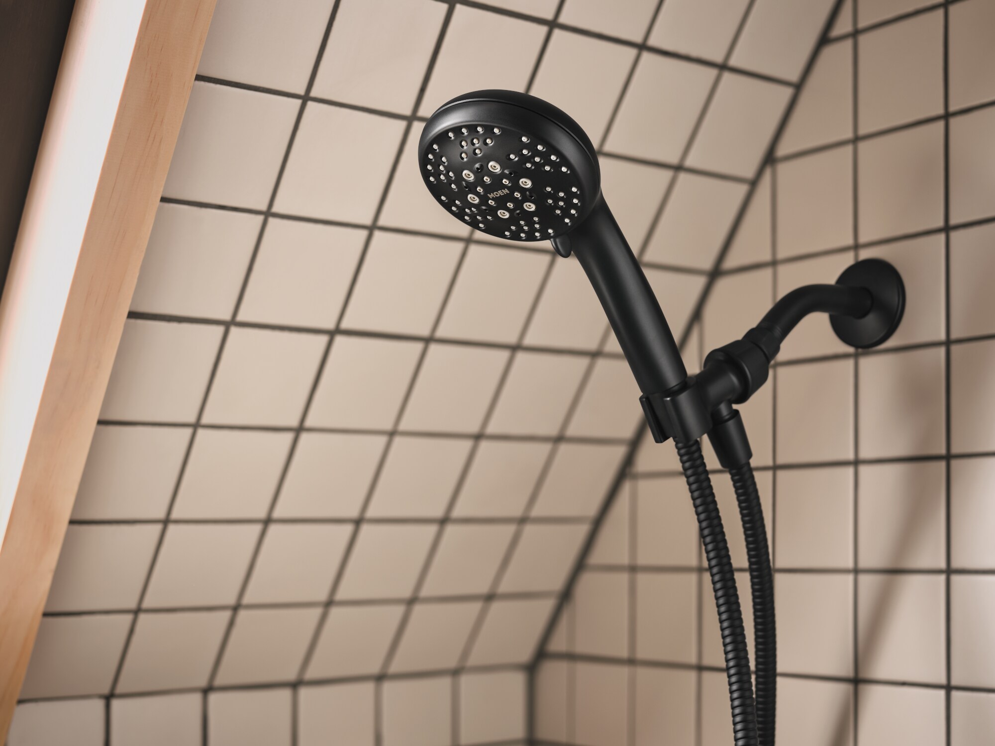Mezcladora de bañera y regadera de una sola manija Moen Beric en negro mate con alcachofa de 4.8 pulgadas y válvula