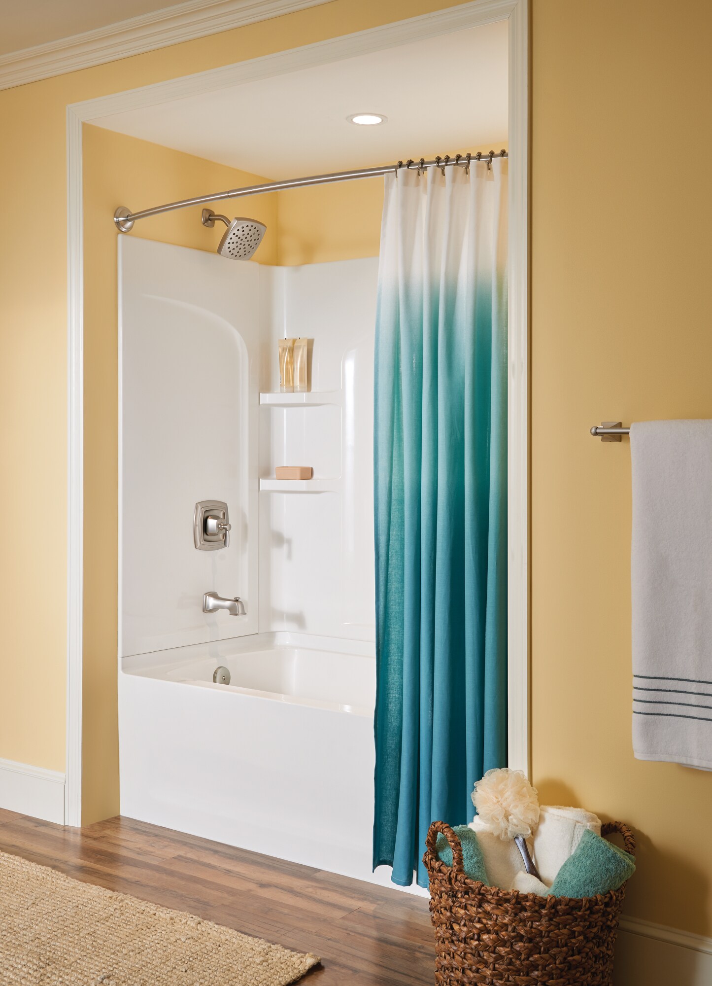Grifo Monomando de Bañera y Ducha con Acabado Resistente a las Manchas en Níquel Cepillado Moen Conway de 1 Manija y Función Individual de 6 Pulgadas Square con Válvula 82922SRN