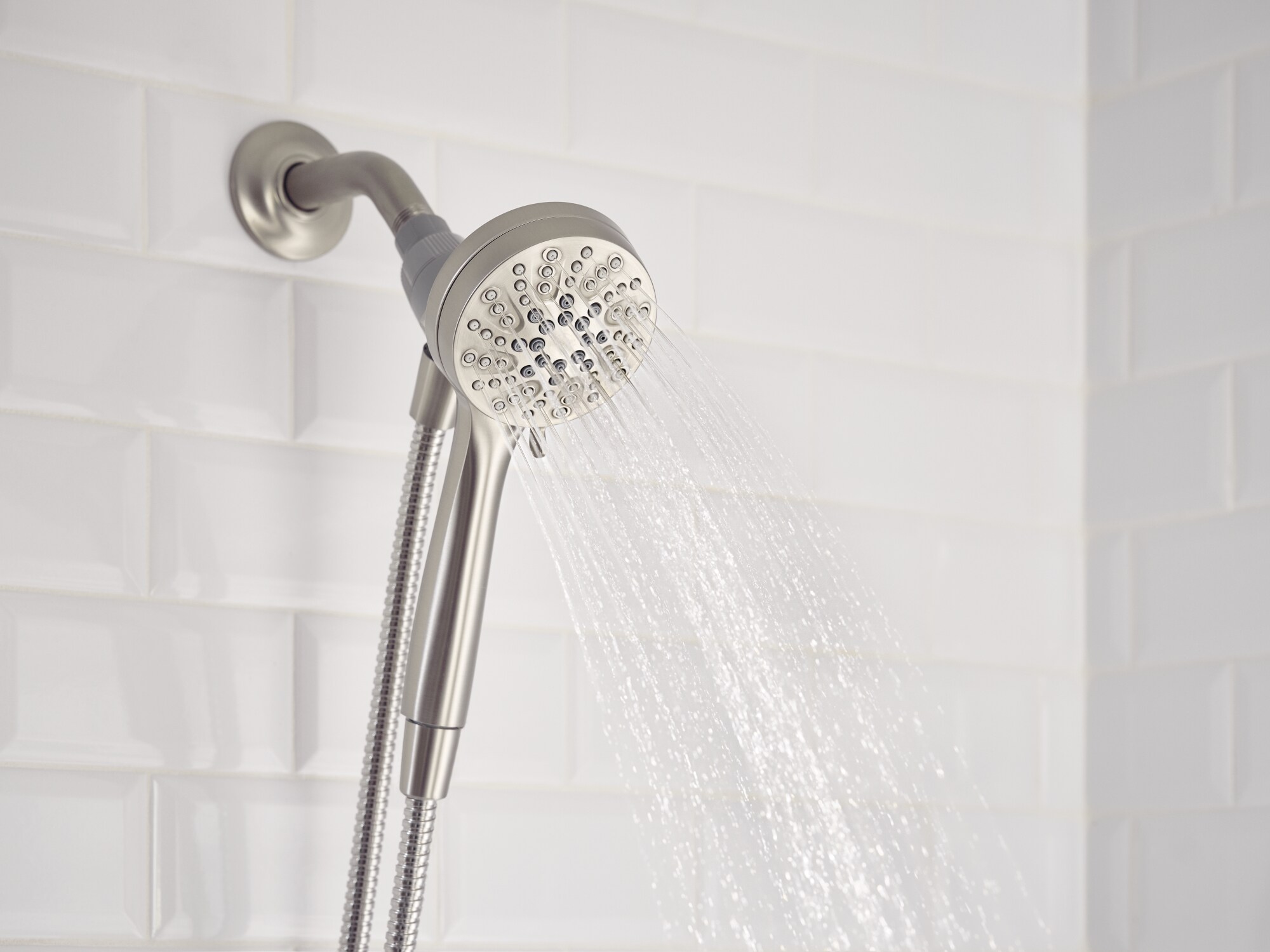 Grifo de bañera y ducha redondo de 3.75 pulgadas con válvula de una manija y rociador de mano en níquel cepillado resistente a las manchas Moen Ronan