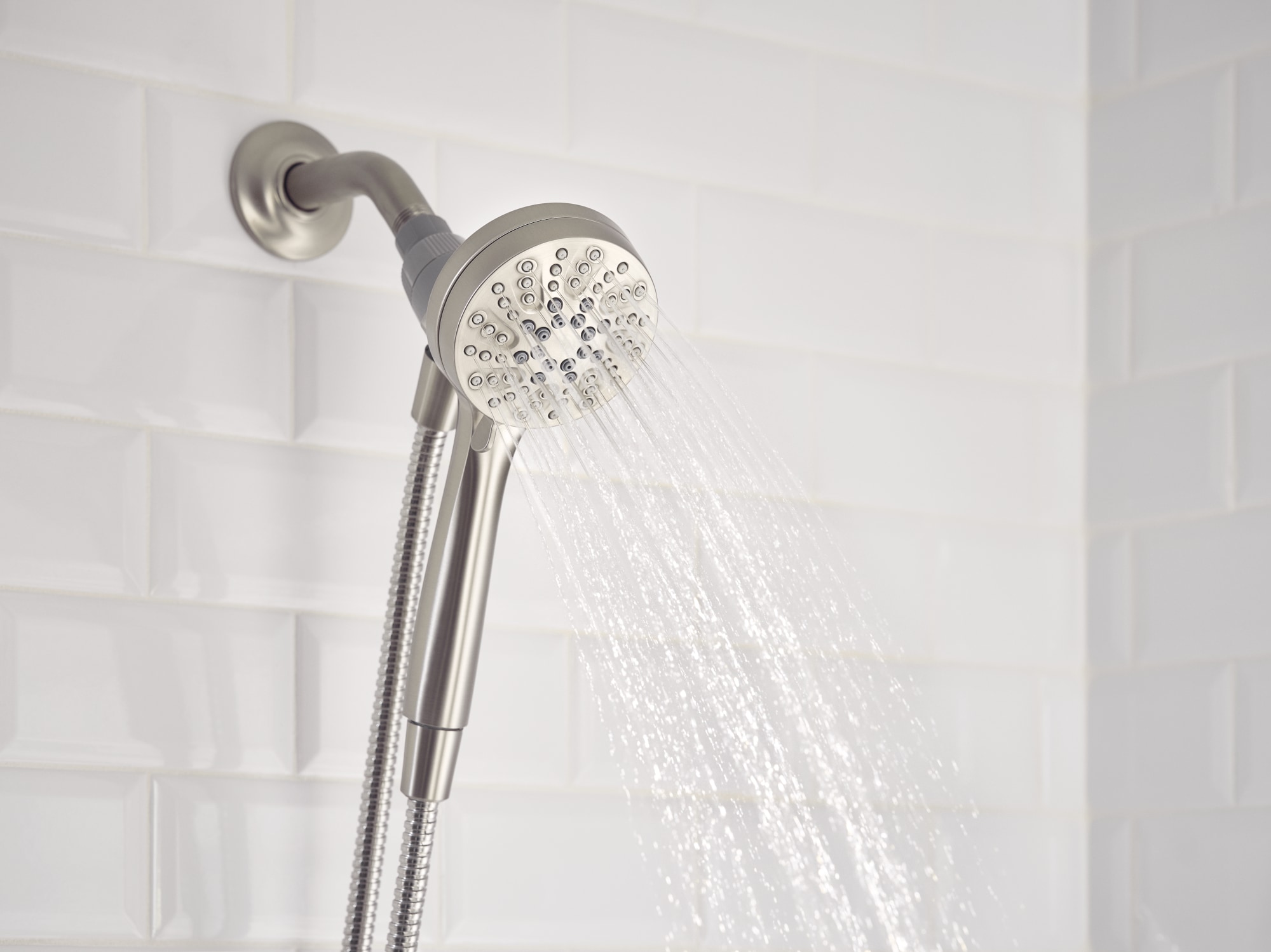 Grifo de bañera y ducha redondo de 3.75 pulgadas con válvula de una manija y rociador de mano en níquel cepillado resistente a las manchas Moen Ronan