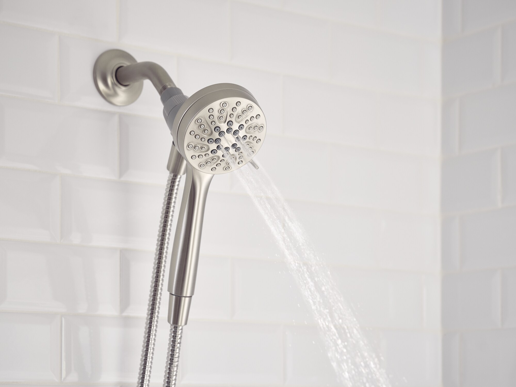 Grifo de bañera y ducha redondo de 3.75 pulgadas con válvula de una manija y rociador de mano en níquel cepillado resistente a las manchas Moen Ronan