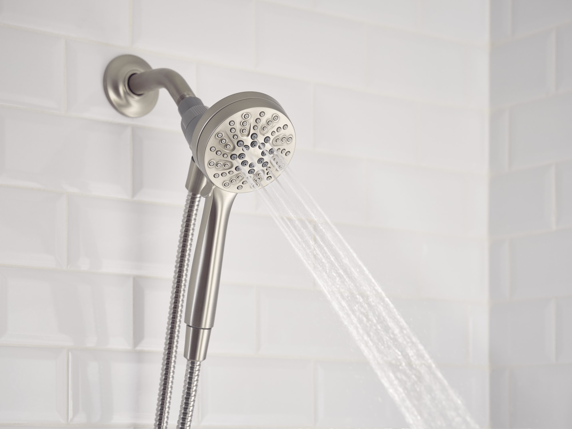 Grifo de bañera y ducha redondo de 3.75 pulgadas con válvula de una manija y rociador de mano en níquel cepillado resistente a las manchas Moen Ronan