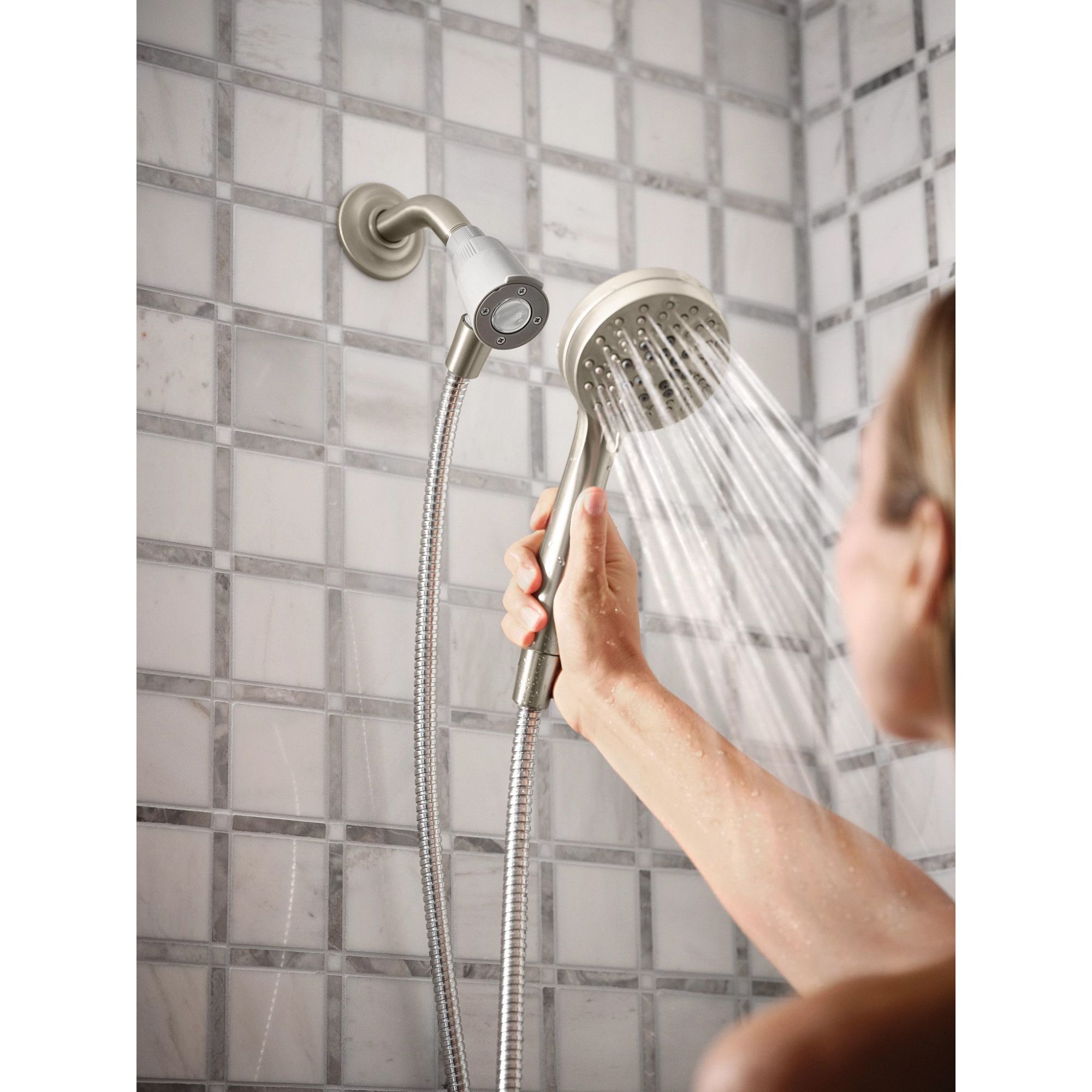 Grifo de bañera y ducha redondo de 3.75 pulgadas con válvula de una manija y rociador de mano en níquel cepillado resistente a las manchas Moen Ronan