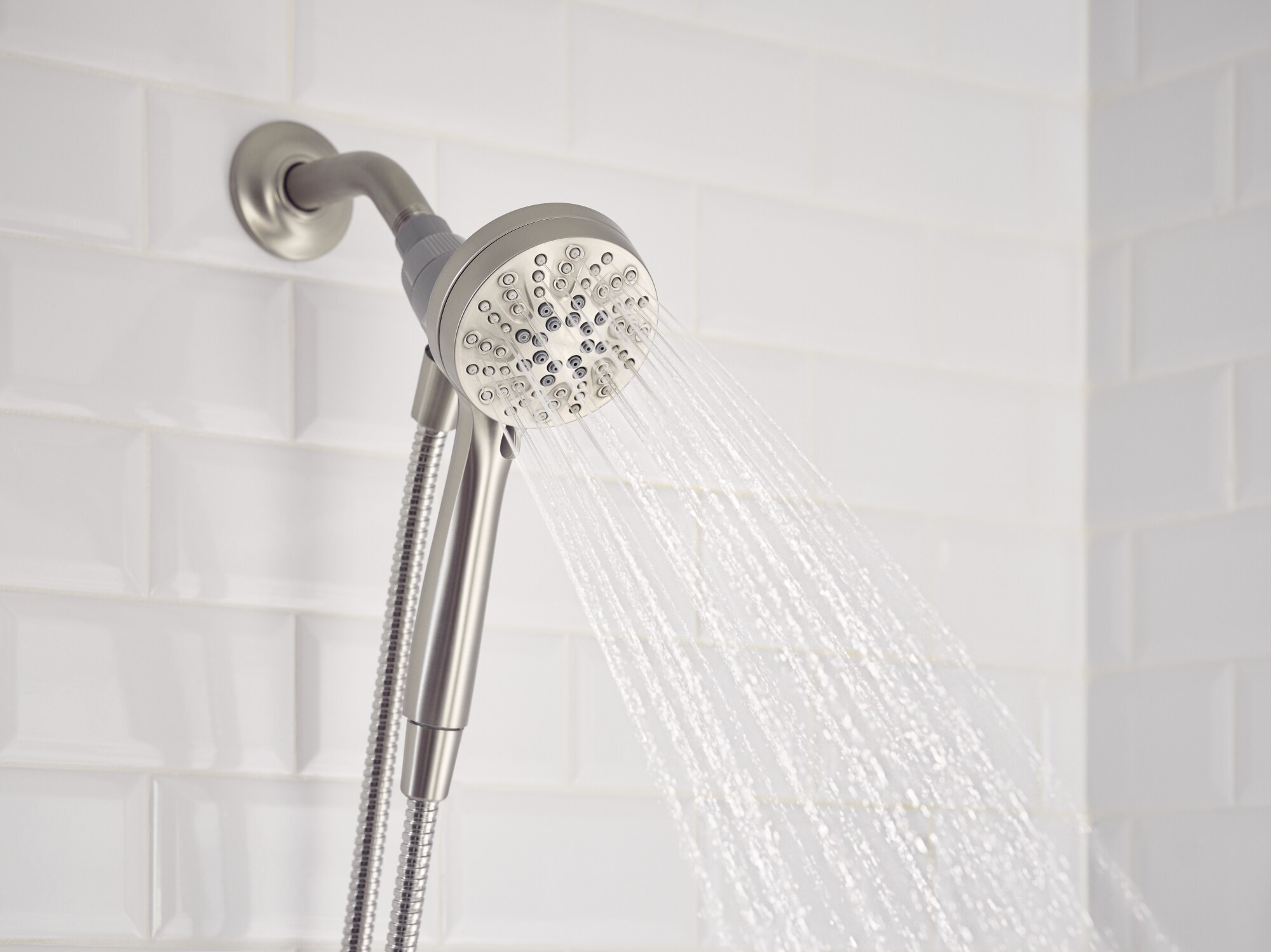 Grifo de bañera y ducha redondo de 3.75 pulgadas con válvula de una manija y rociador de mano en níquel cepillado resistente a las manchas Moen Ronan
