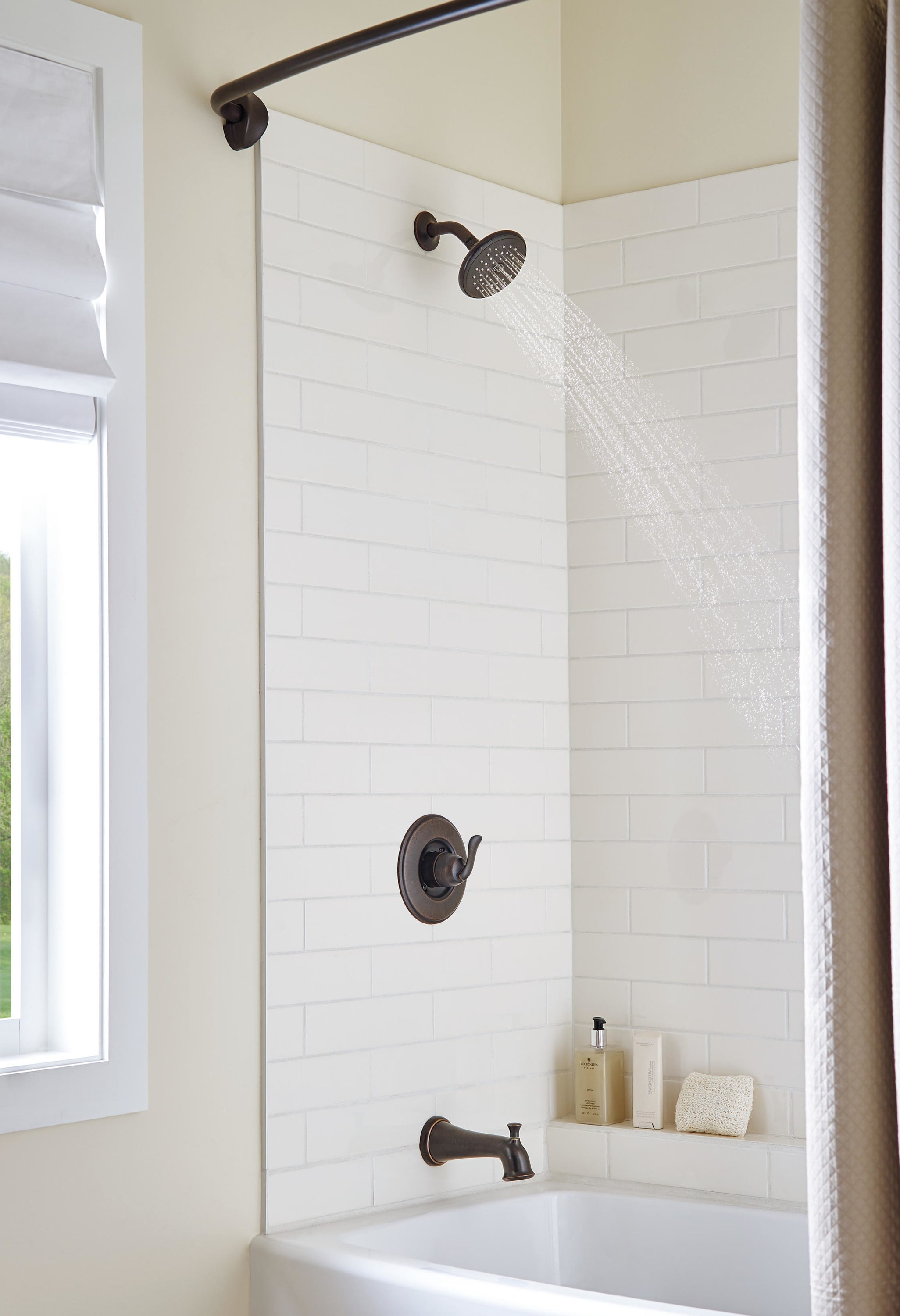 Grifo de bañera redondo de 5.125 pulgadas y ducha de función múltiple de 1 manija en bronce veneciano Delta Linden T14494-RB