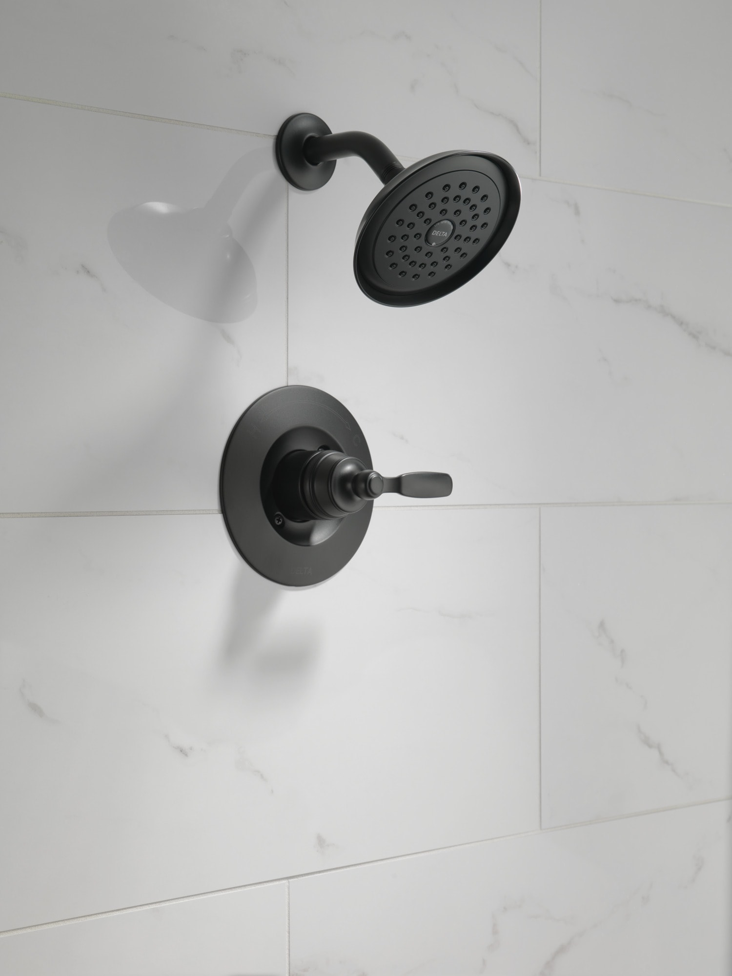 Grifería para bañera y ducha negra mate Delta Woodhurst de 1 mango y función única de 6 pulgadas redondeada