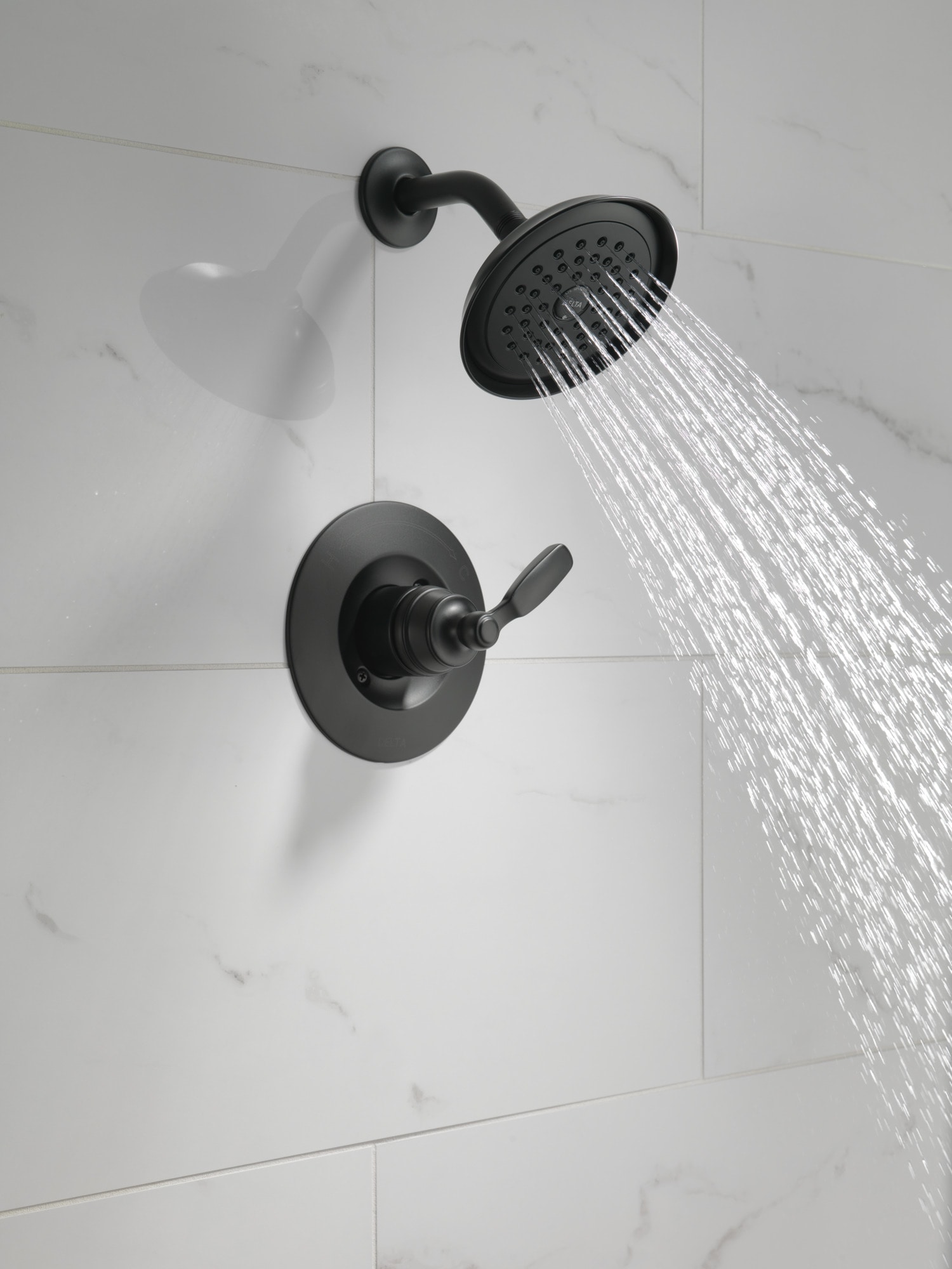 Grifería para bañera y ducha negra mate Delta Woodhurst de 1 mango y función única de 6 pulgadas redondeada