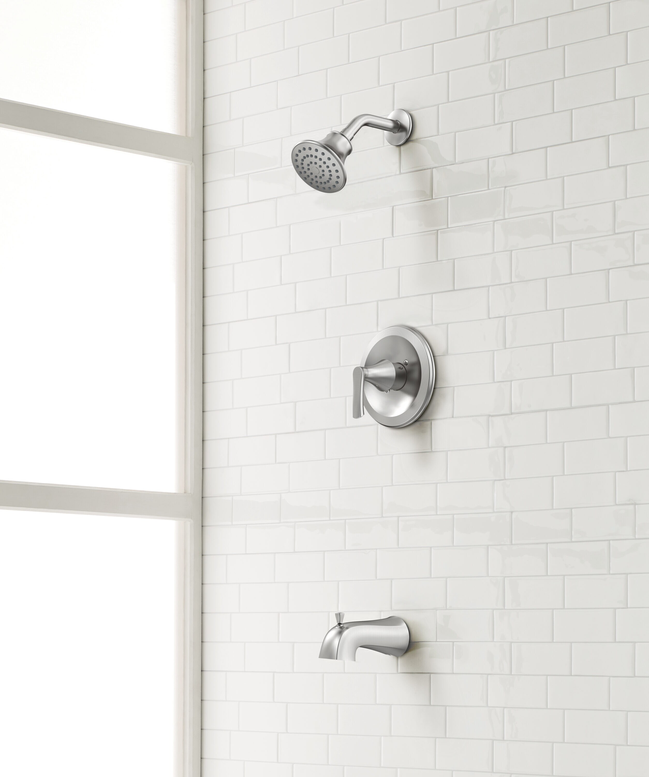 Grifo de Bañera y Ducha Redondo de 4.06 pulgadas, de una sola función, con un mango y acabado niquelado cepillado, marca Project Source y válvula 65873X-1204.