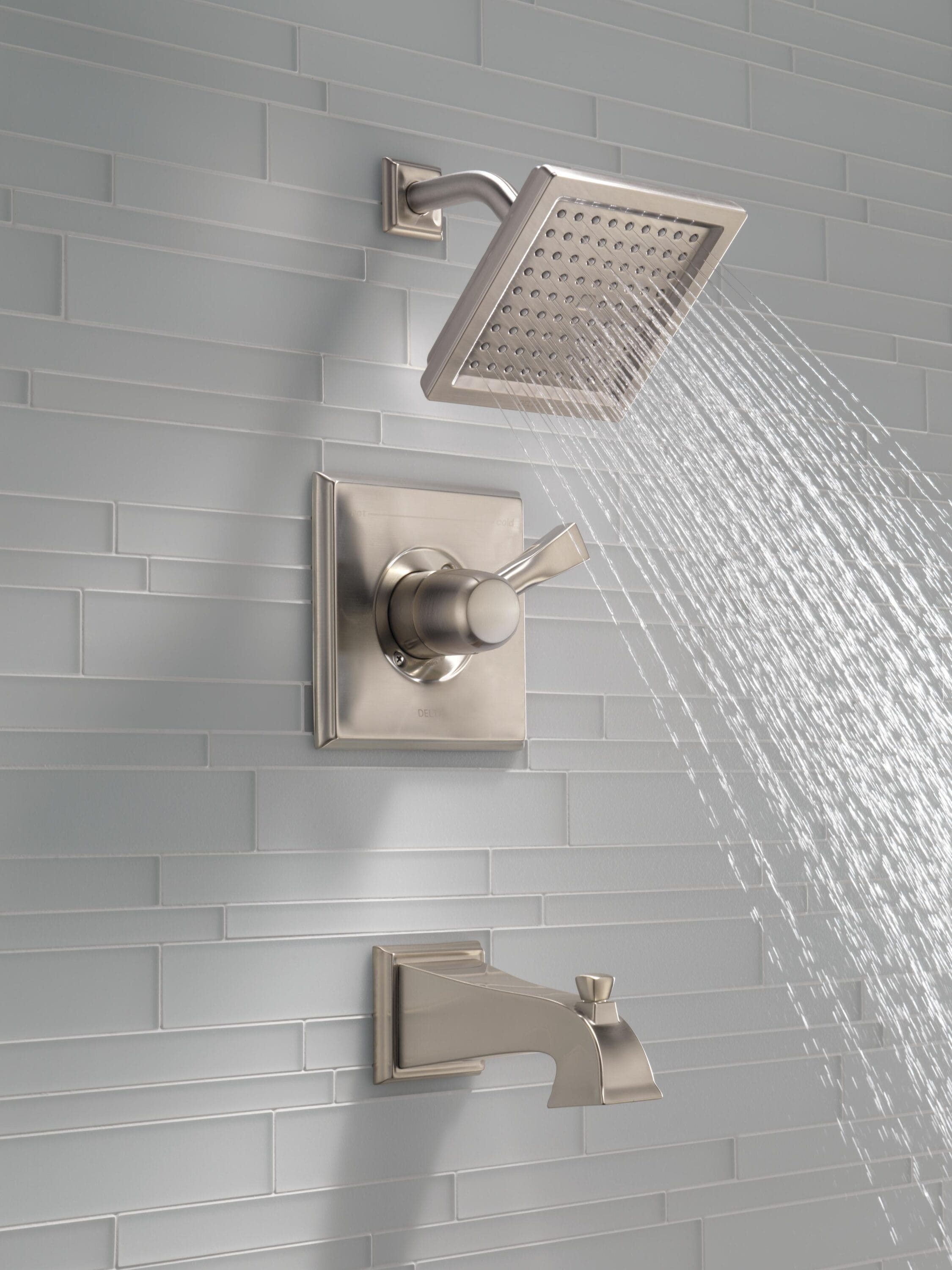 Grifo de bañera y ducha cuadrado de acero inoxidable de una sola función y un solo mango Delta Dryden