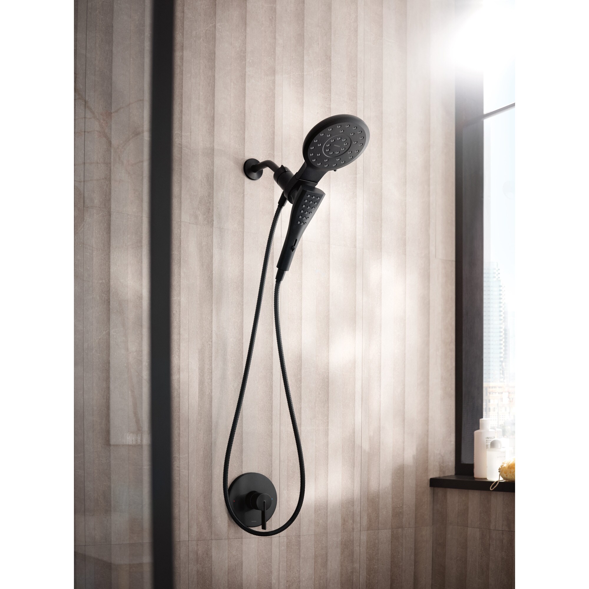 Faucet para bañera y regadera redondo de múltiples funciones en negro mate de Moen (válvula no incluida, se vende por separado) 220C3BL