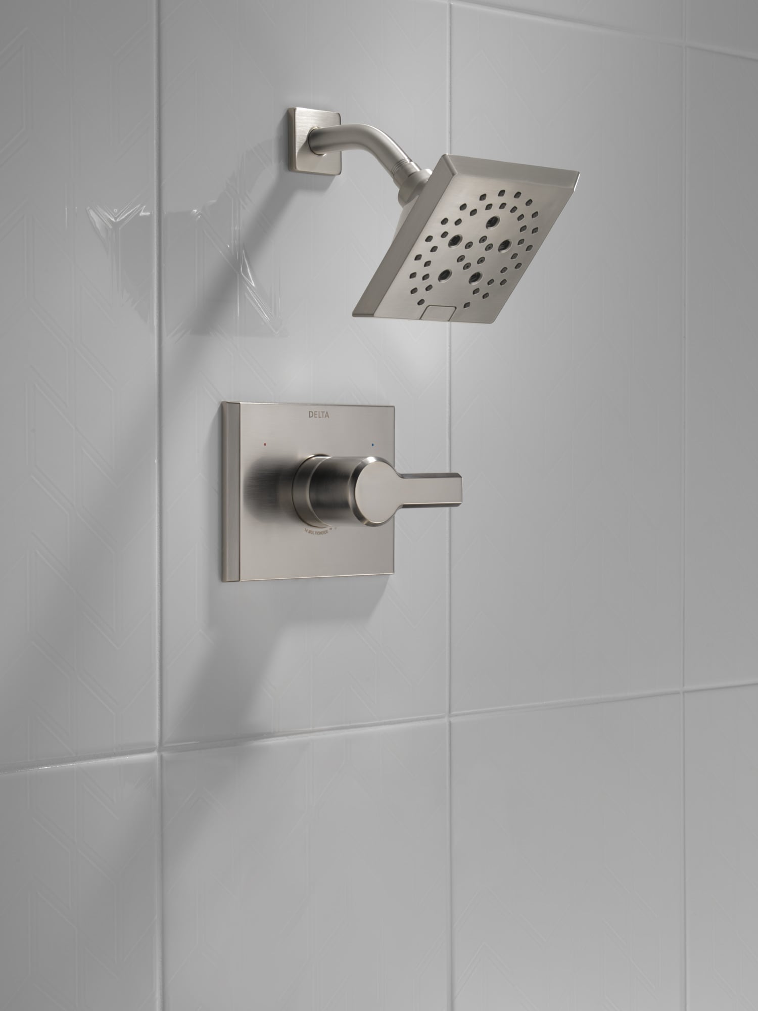 Grifo de ducha cuadrado de acero inoxidable de 5.75 pulgadas con un solo mango y múltiples funciones Delta Pivotal Lumicoat T14299-SS-PR