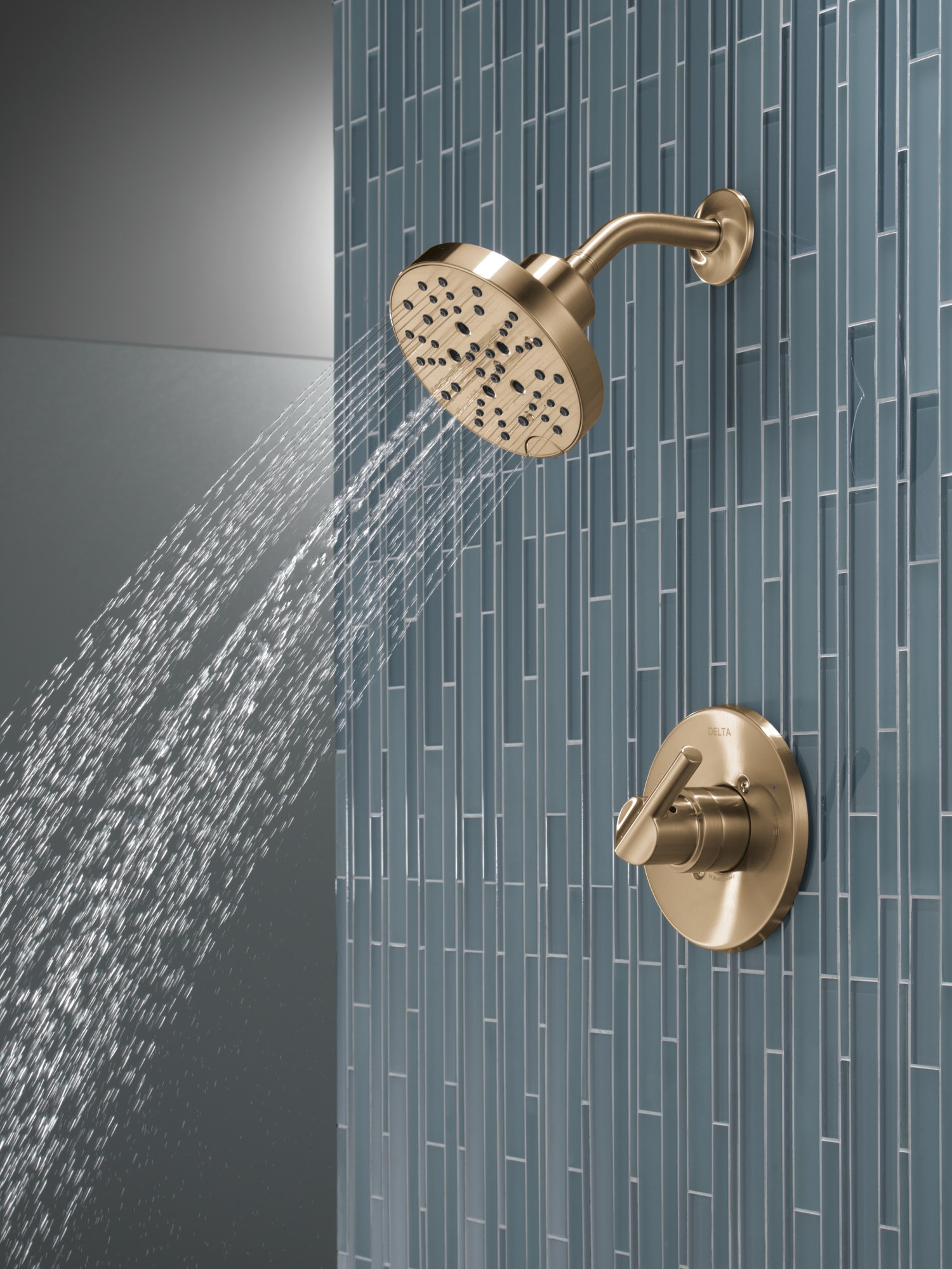 Llave de regadera redonda de 6 pulgadas con acabado en Champagne Bronze de 1 manija y funciones múltiples Delta Nicoli con válvula 142749-CZ