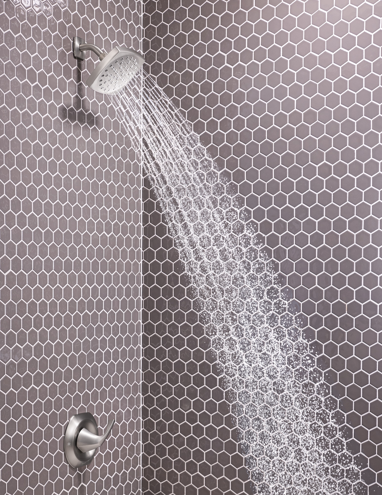 Mezcladora para regadera de una manija en níquel cepillado resistente a las manchas Moen Lindor con funcionamiento individual y válvula - 6.19 pulgadas