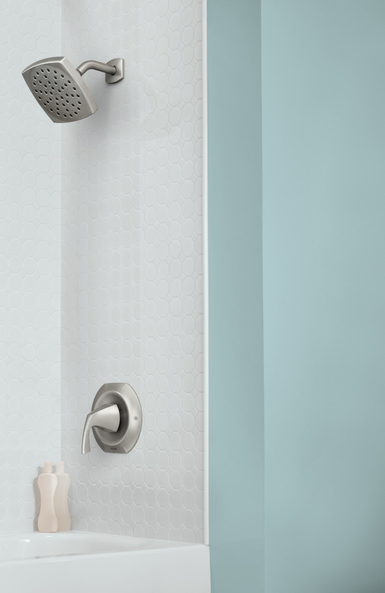 Mezcladora para regadera de una manija en níquel cepillado resistente a las manchas Moen Lindor con funcionamiento individual y válvula - 6.19 pulgadas