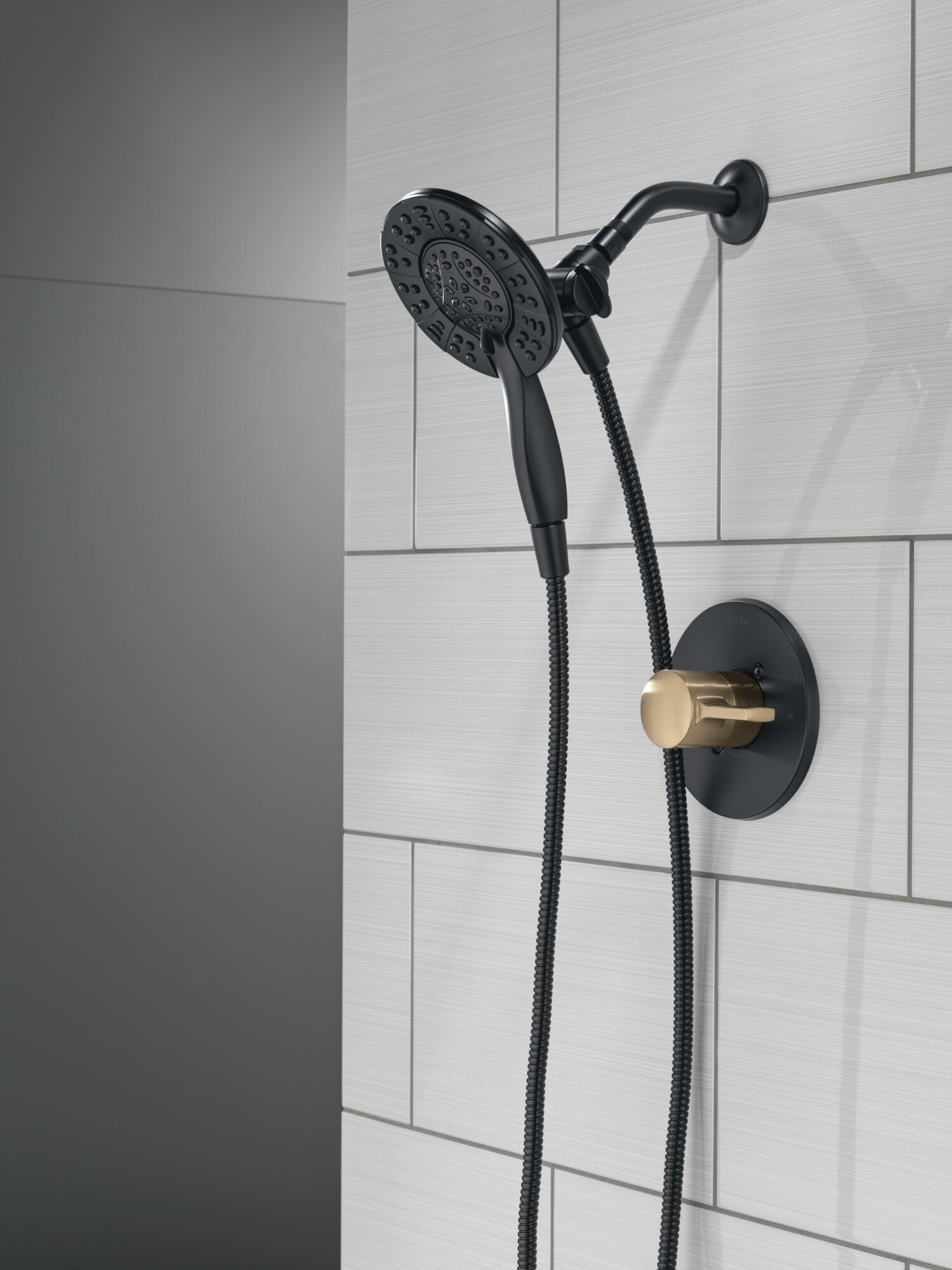 Regadera redonda de 6.0 pulgadas con un mango en color negro/bronce champán Delta Albion T142855-GZ-I