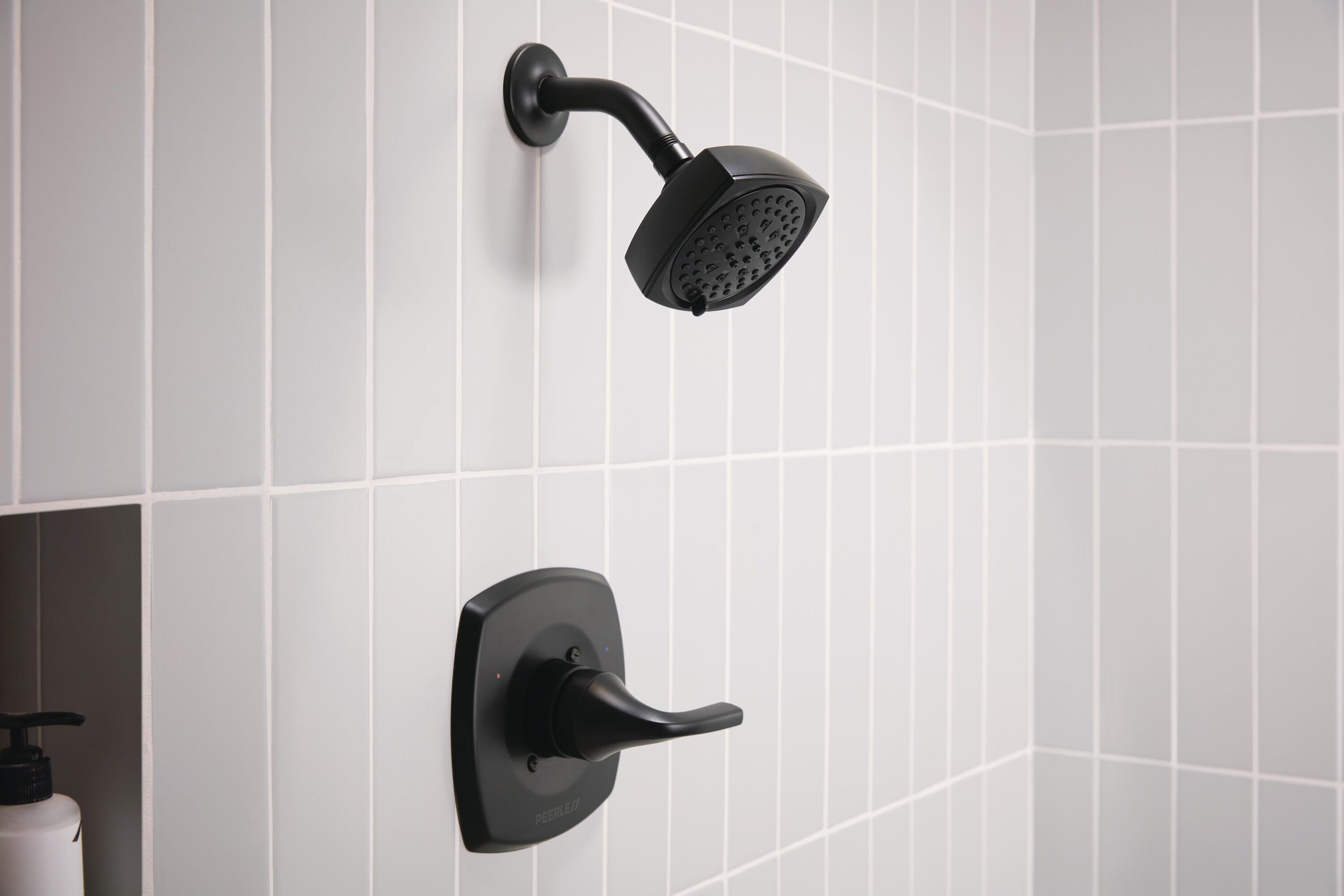 Mezcladora de ducha redonda de 4 pulgadas con acabado negro mate de la colección Parkwood174 de Peerless