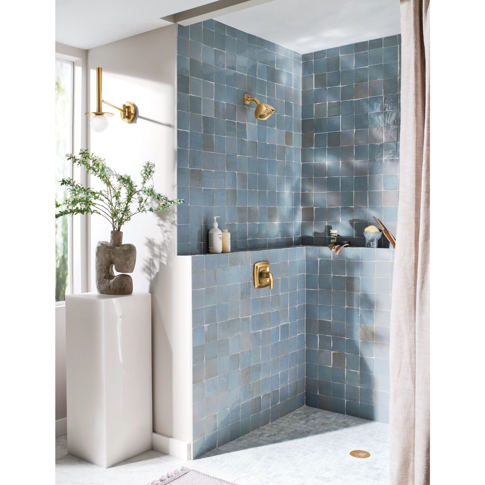 Regadera de una sola función con un mango en baño de oro cepillado Moen Voss de 4.06 pulgadas (10.3 cm) de diámetro.