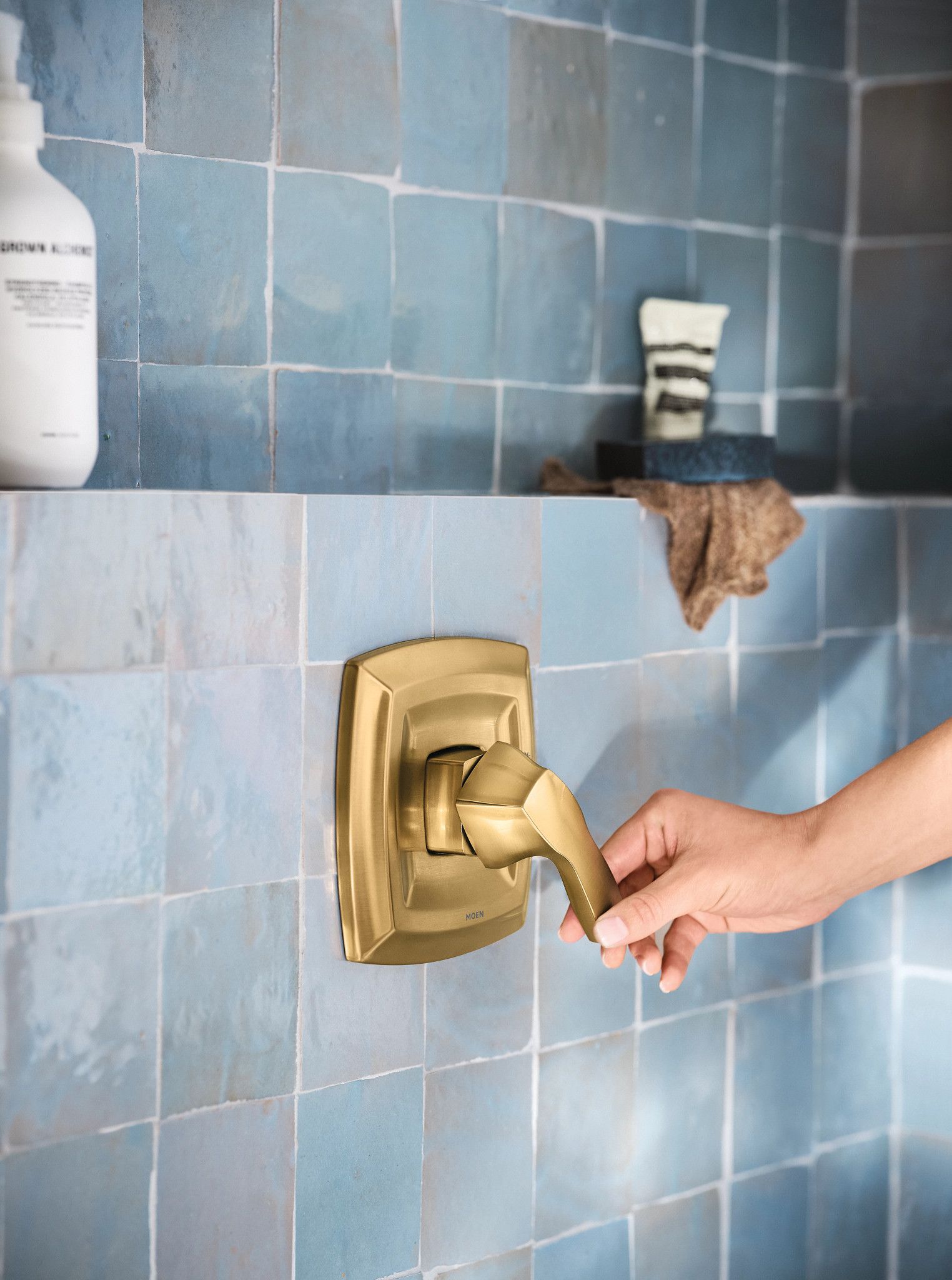 Regadera de una sola función con un mango en baño de oro cepillado Moen Voss de 4.06 pulgadas (10.3 cm) de diámetro.