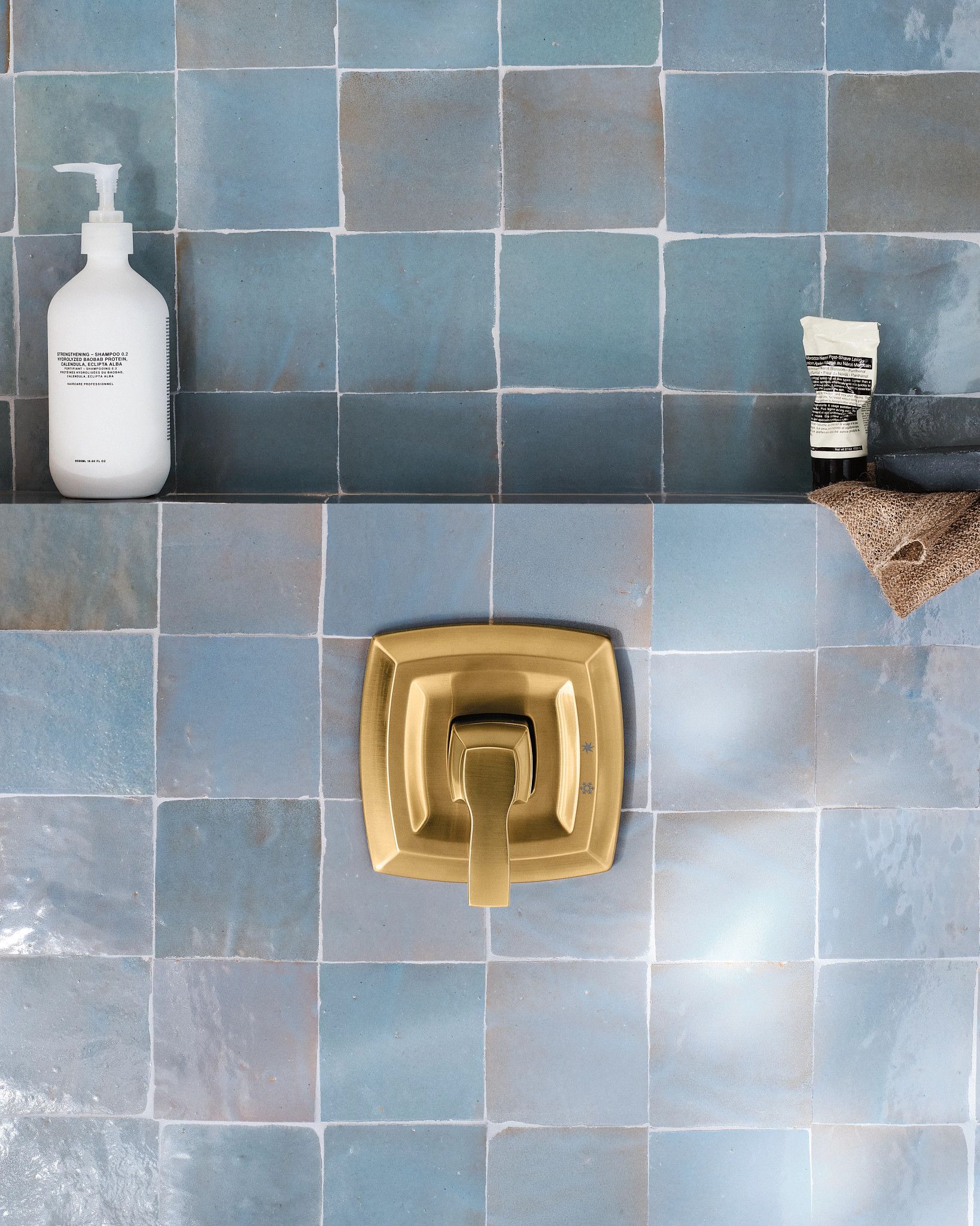 Regadera de una sola función con un mango en baño de oro cepillado Moen Voss de 4.06 pulgadas (10.3 cm) de diámetro.