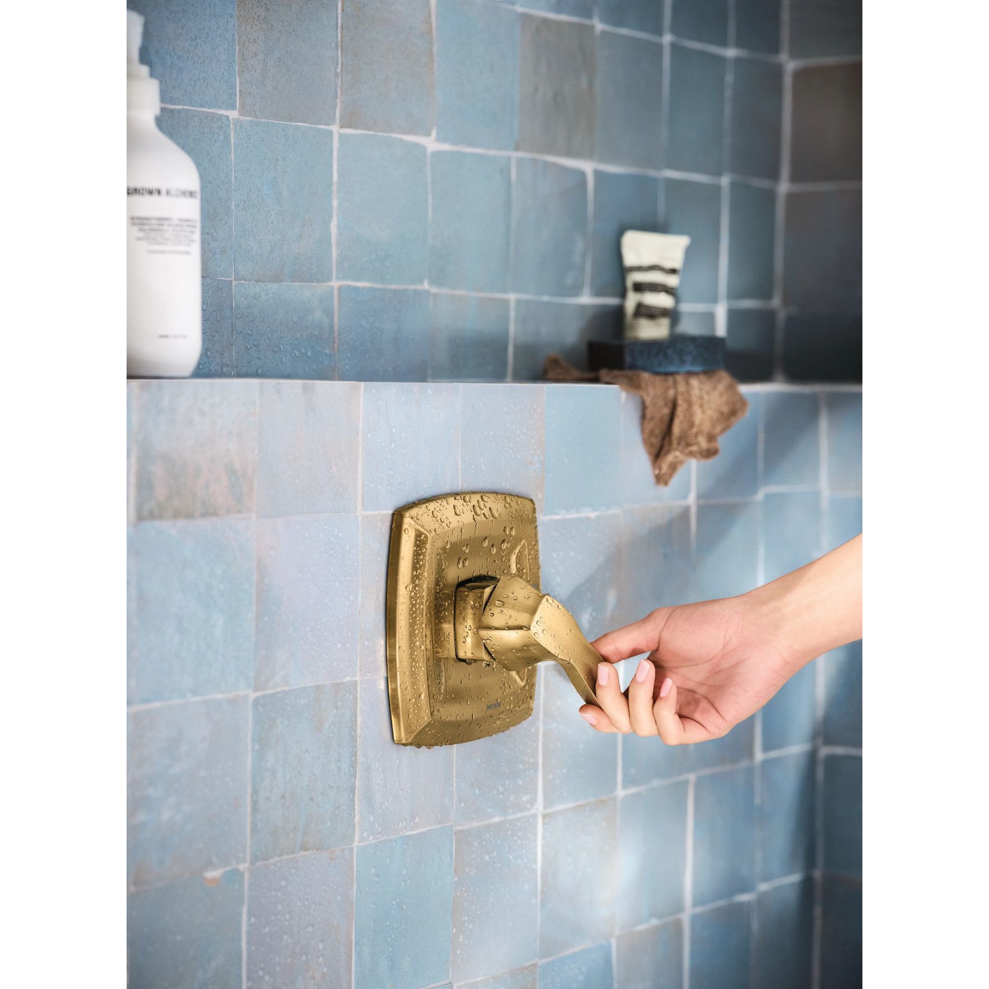 Regadera de una sola función con un mango en baño de oro cepillado Moen Voss de 4.06 pulgadas (10.3 cm) de diámetro.