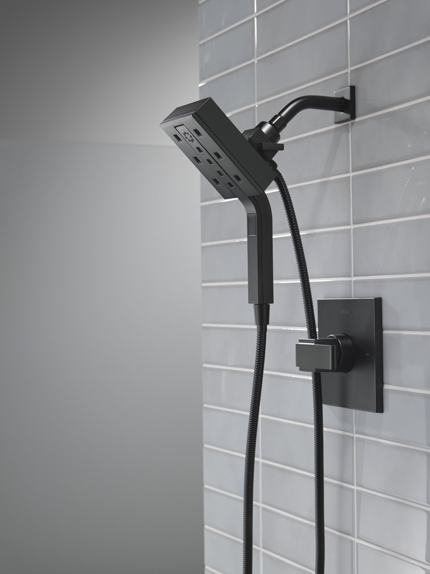 Grifo para regadera de una sola manija Delta Ara en negro mate - Se vende por separado T14267-BLLHD
