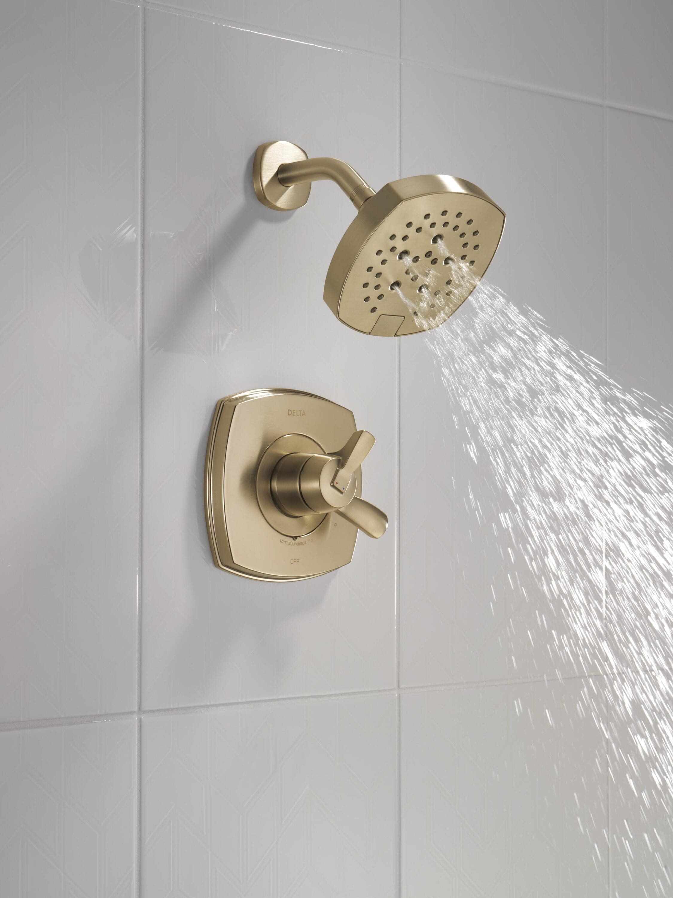 Grifo redondo de ducha multifuncional de 7.0 pulgadas en bronce champán con un solo mango Delta Stryke Lumicoat