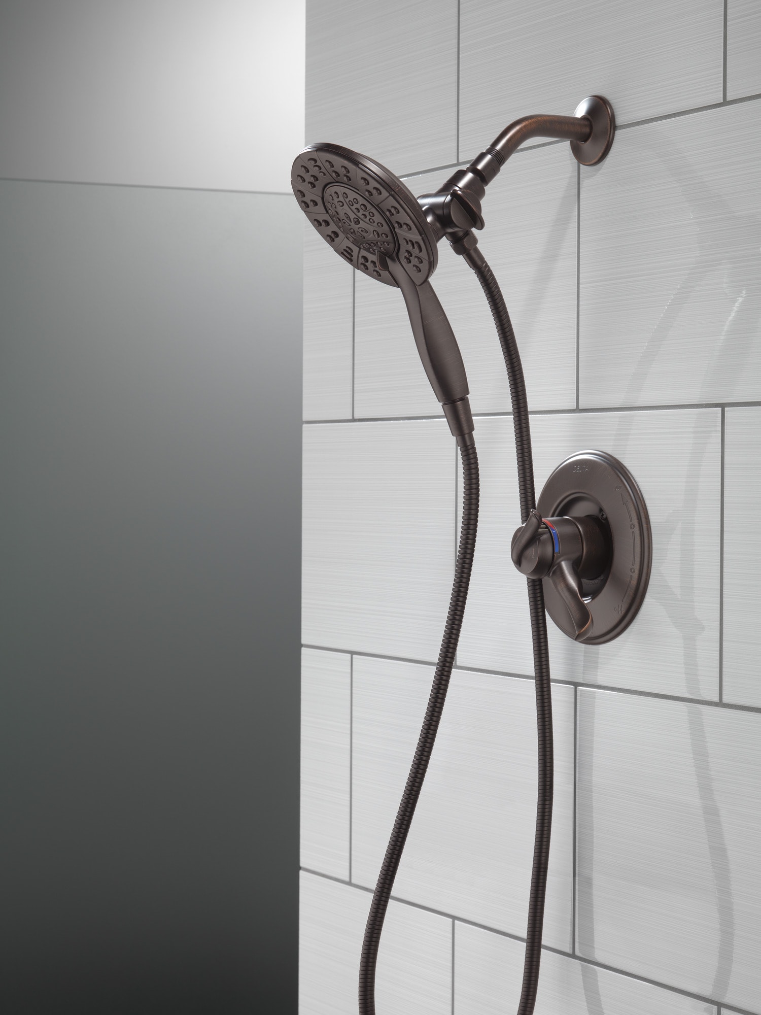 Llave de regadera redonda de dos manijas en bronce veneciano Delta Linden T17294-RB-I con funciones múltiples de 6.33 pulgadas.