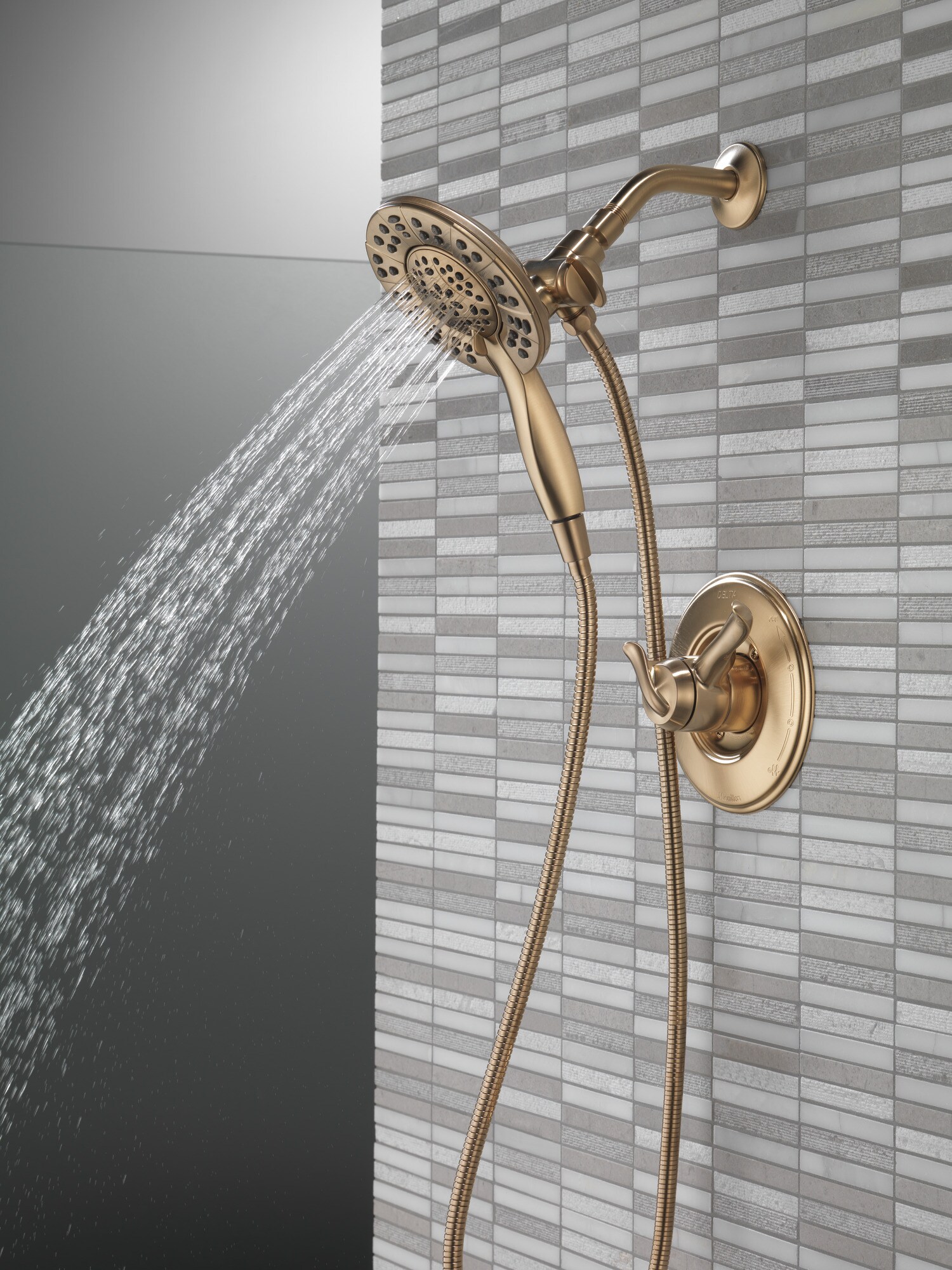 Grifo de ducha redondo de dos manijas en bronce champán Delta Linden 6.33 pulgadas, multi-funcional T17294-CZ-I.