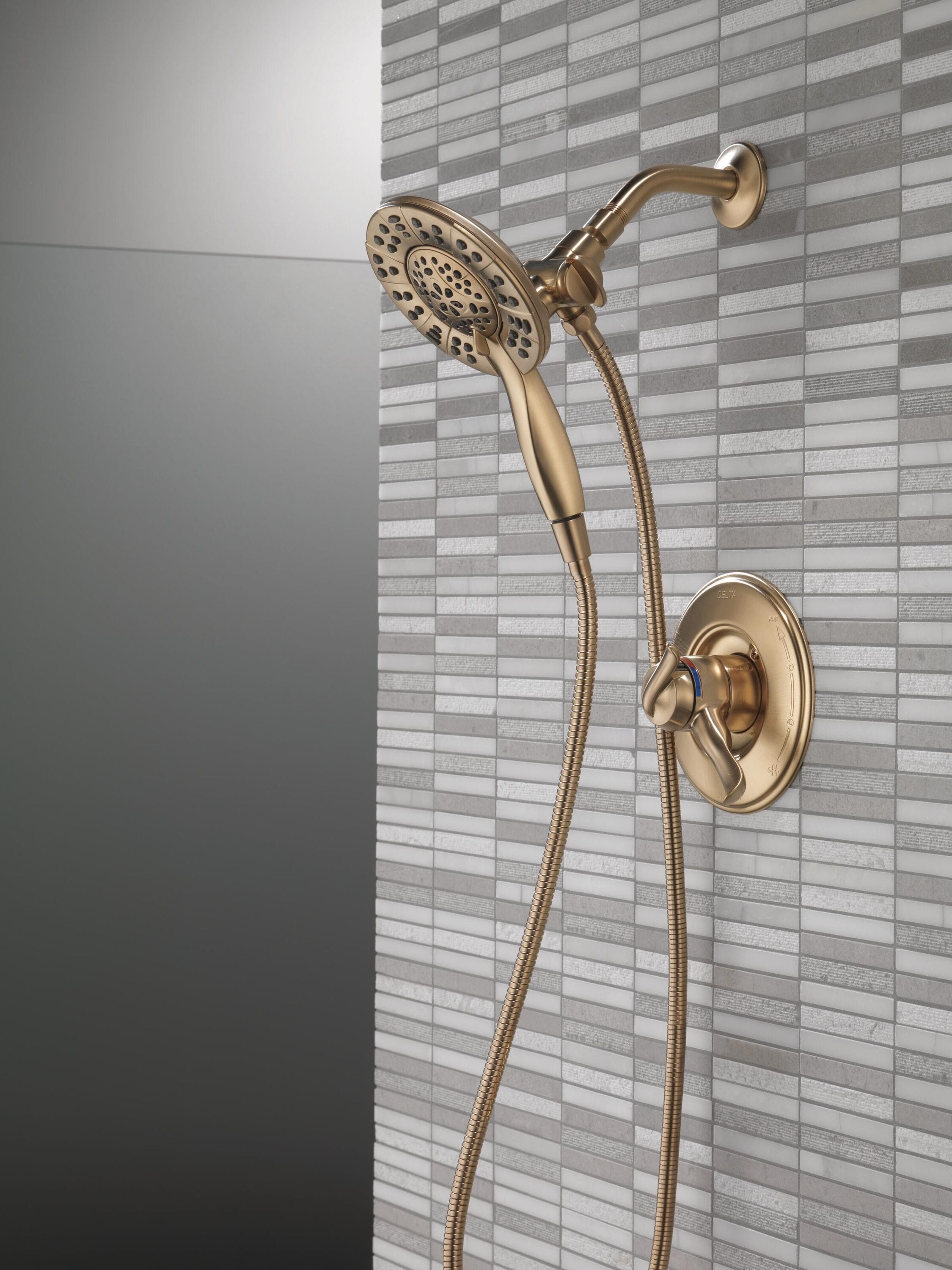 Grifo de ducha redondo de dos manijas en bronce champán Delta Linden 6.33 pulgadas, multi-funcional T17294-CZ-I.