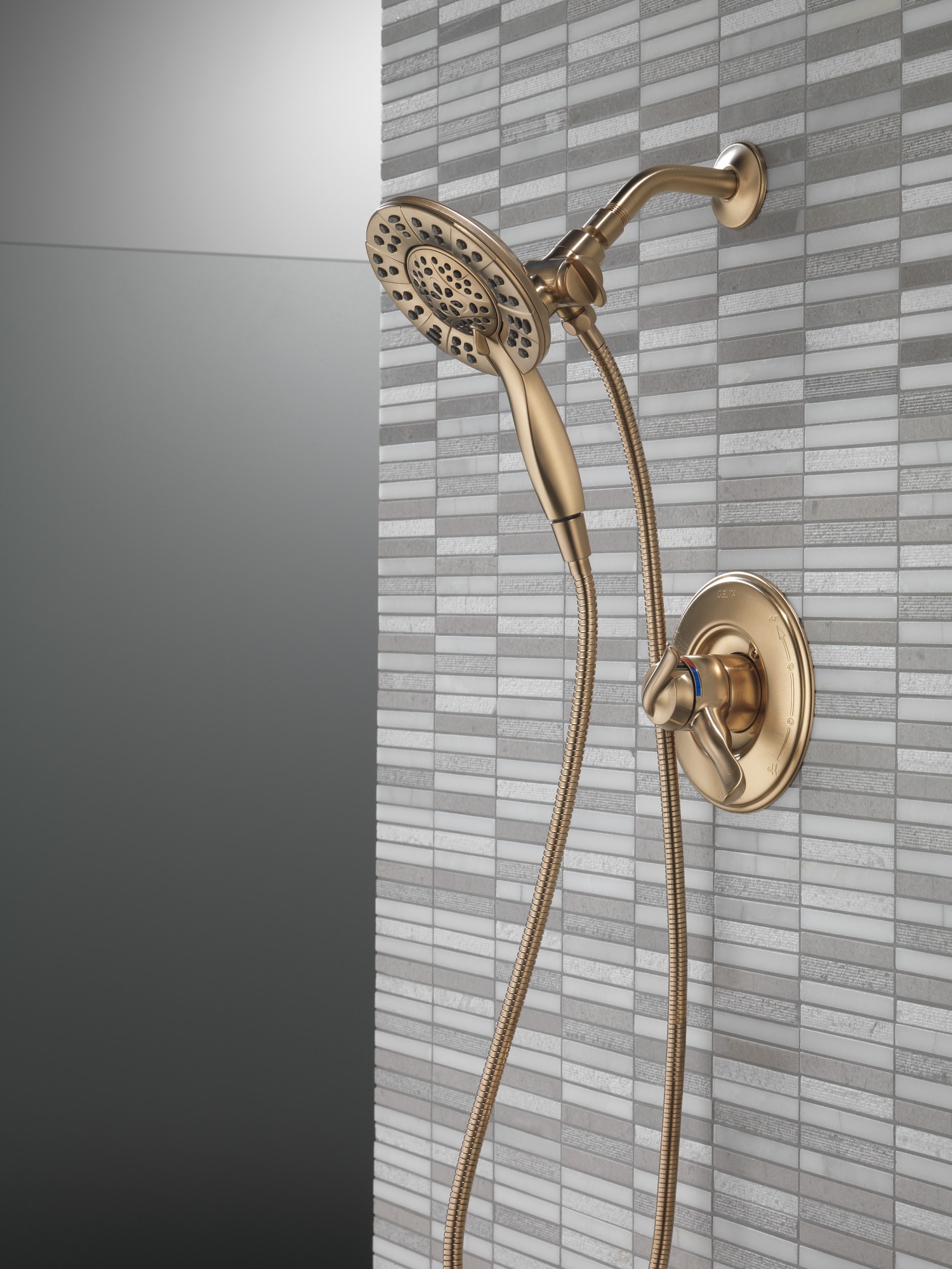 Grifo de ducha redondo de dos manijas en bronce champán Delta Linden 6.33 pulgadas, multi-funcional T17294-CZ-I.