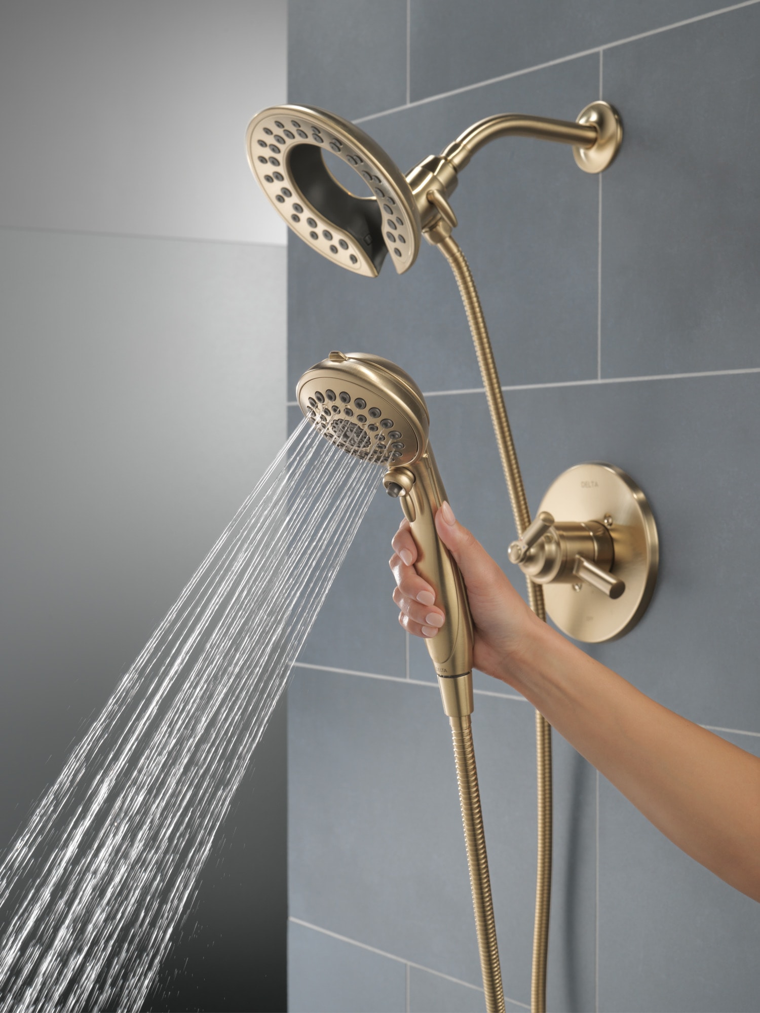 Regadera redonda de 6.81 pulgadas con 2 manijas en color bronce champagne Delta Saylor T17235-CZ-I.