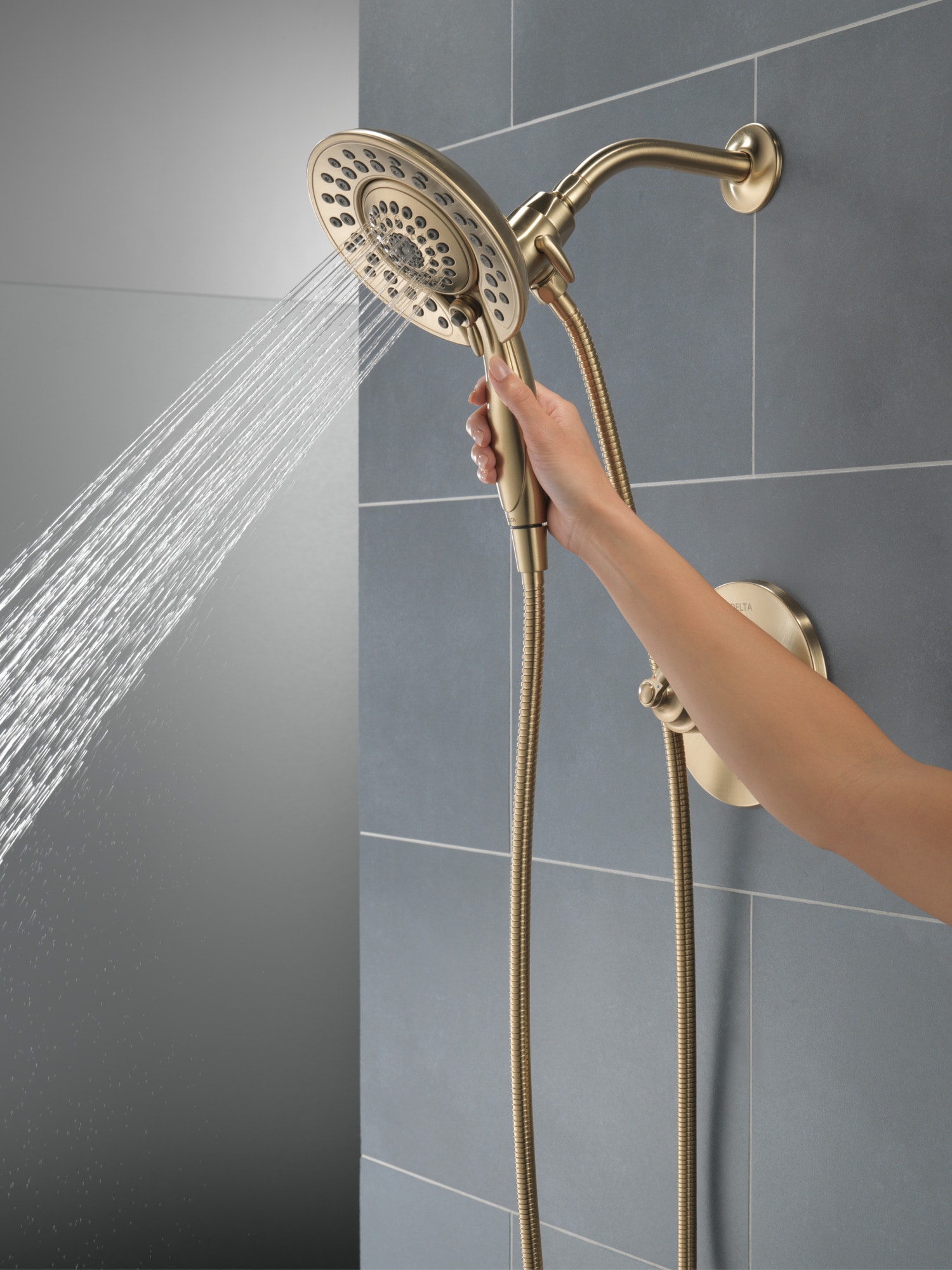 Regadera redonda de 6.81 pulgadas con 2 manijas en color bronce champagne Delta Saylor T17235-CZ-I.