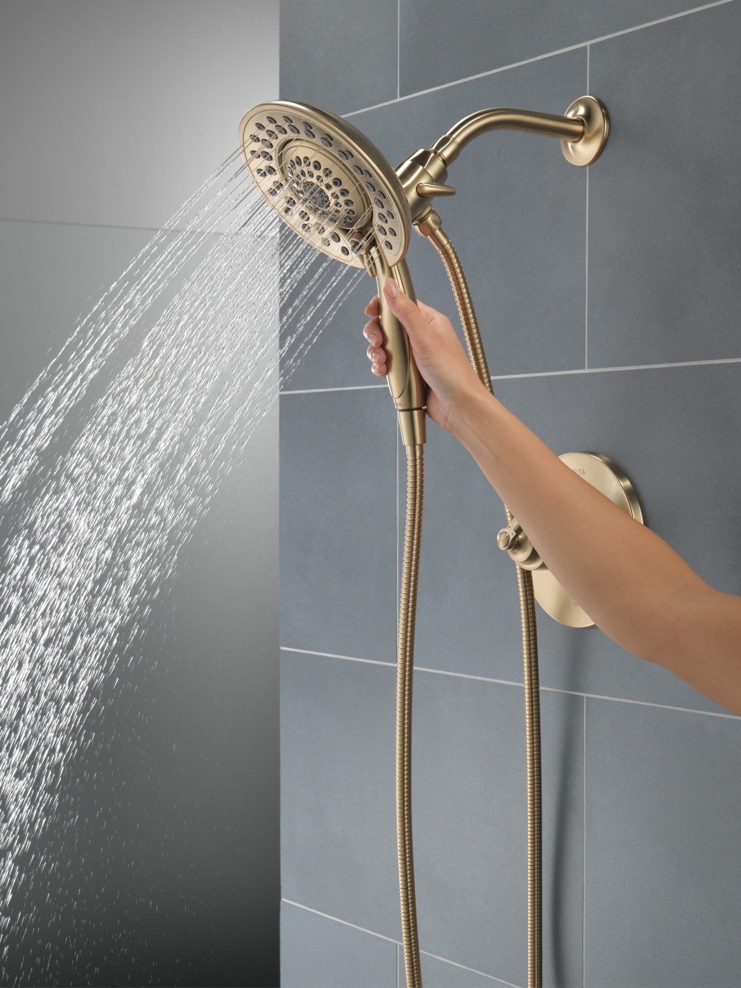 Regadera redonda de 6.81 pulgadas con 2 manijas en color bronce champagne Delta Saylor T17235-CZ-I.
