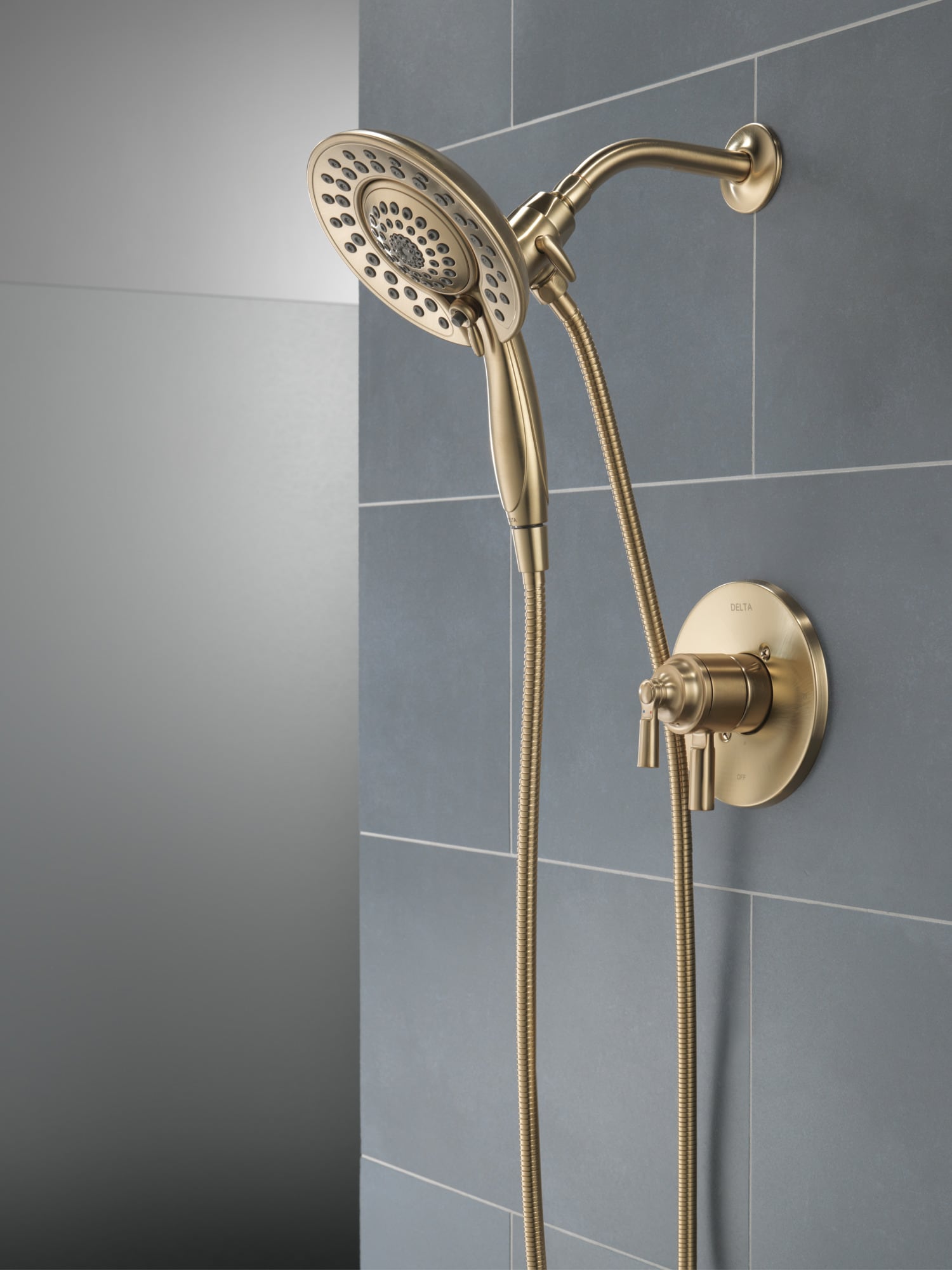 Regadera redonda de 6.81 pulgadas con 2 manijas en color bronce champagne Delta Saylor T17235-CZ-I.