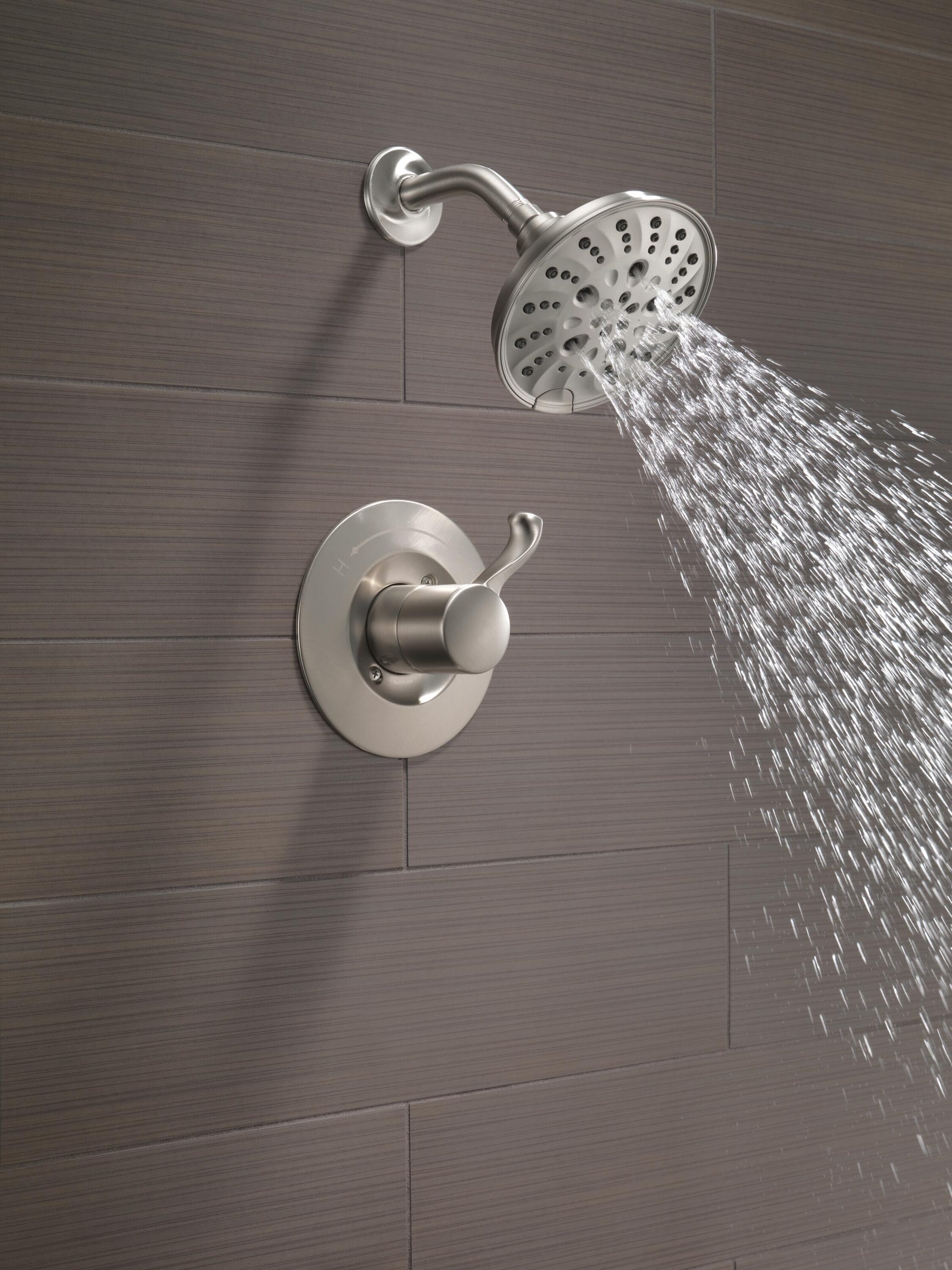 Grifo de ducha redondo de acero inoxidable con tecnología Spotshield de una sola manija y funciones múltiples de Delta Esato con válvula 142897-SP