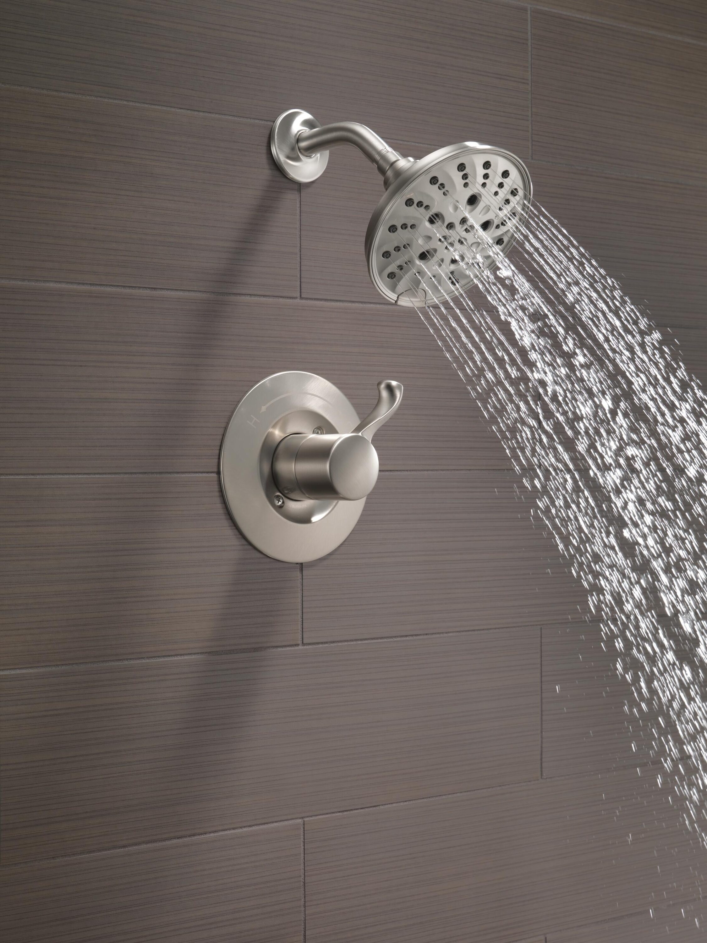 Grifo de ducha redondo de acero inoxidable con tecnología Spotshield de una sola manija y funciones múltiples de Delta Esato con válvula 142897-SP