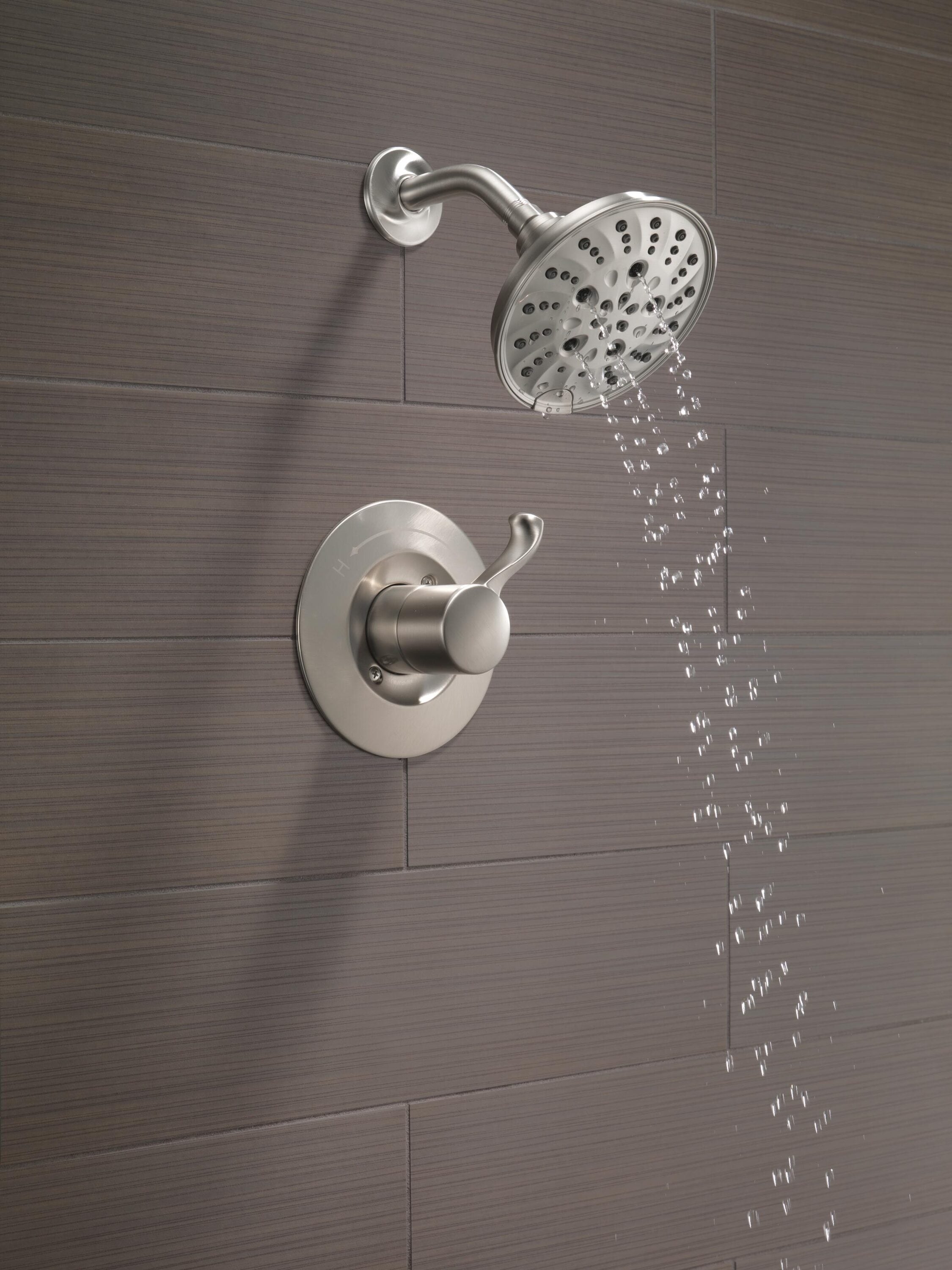 Grifo de ducha redondo de acero inoxidable con tecnología Spotshield de una sola manija y funciones múltiples de Delta Esato con válvula 142897-SP