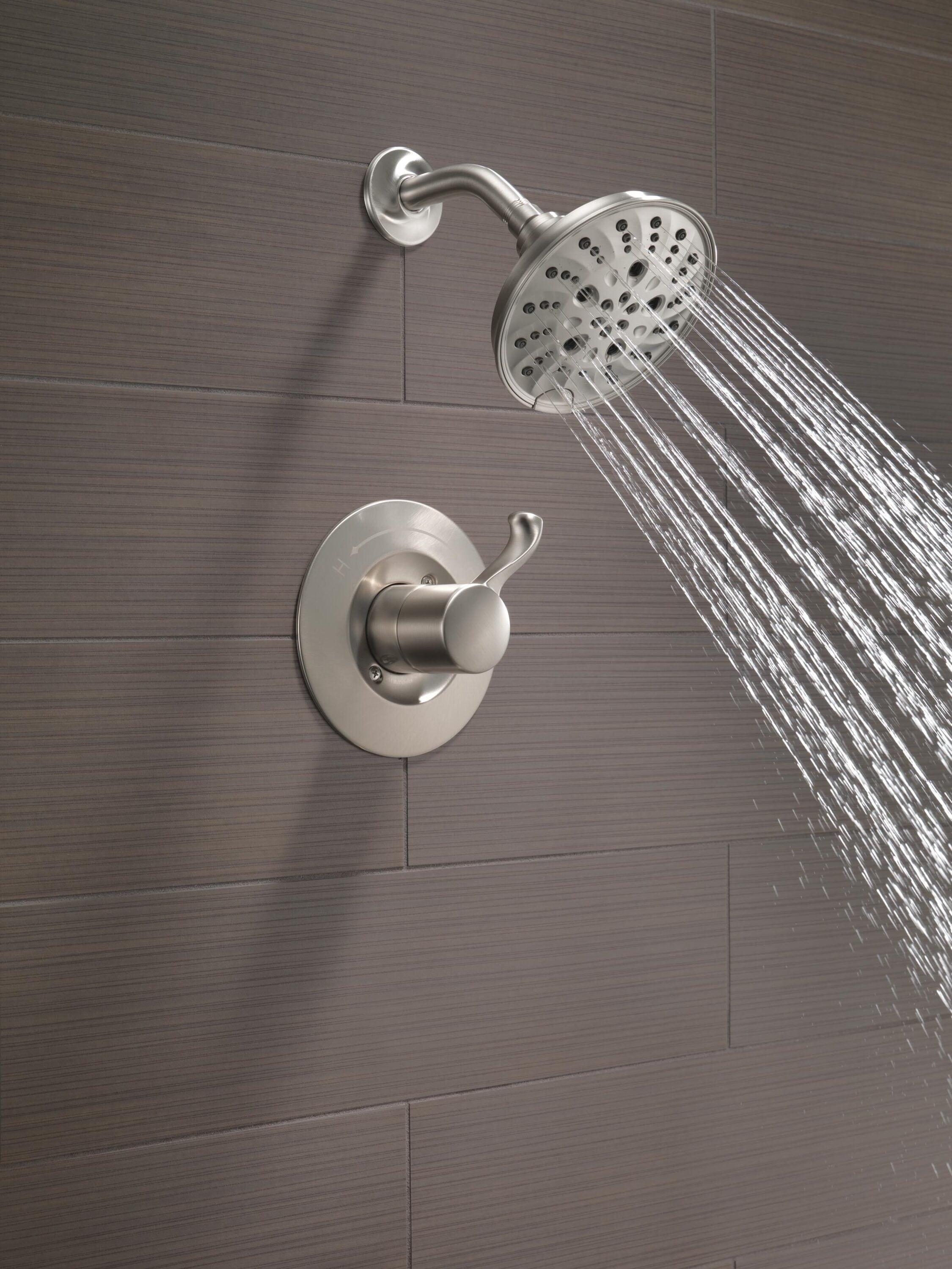 Grifo de ducha redondo de acero inoxidable con tecnología Spotshield de una sola manija y funciones múltiples de Delta Esato con válvula 142897-SP