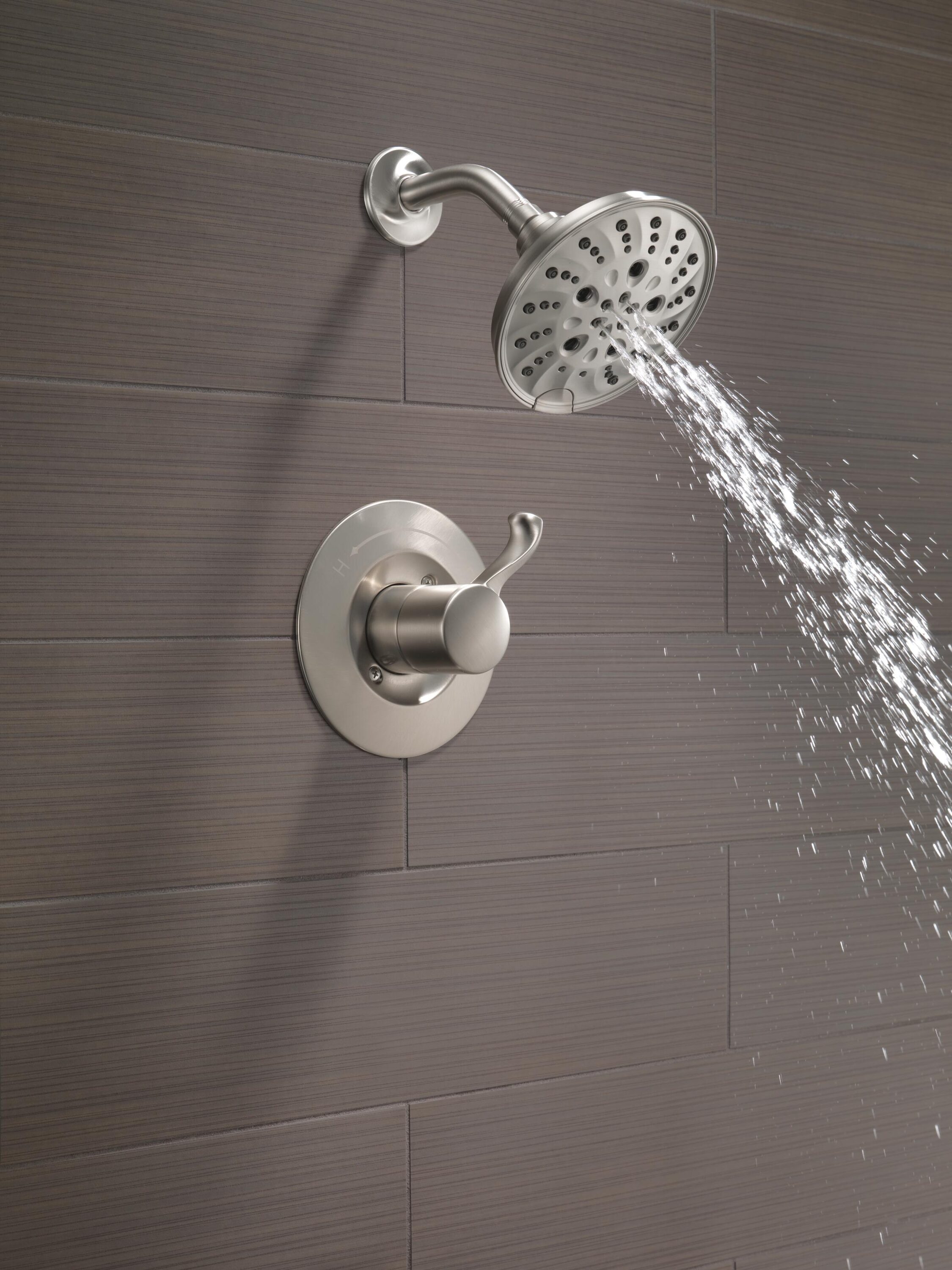 Grifo de ducha redondo de acero inoxidable con tecnología Spotshield de una sola manija y funciones múltiples de Delta Esato con válvula 142897-SP