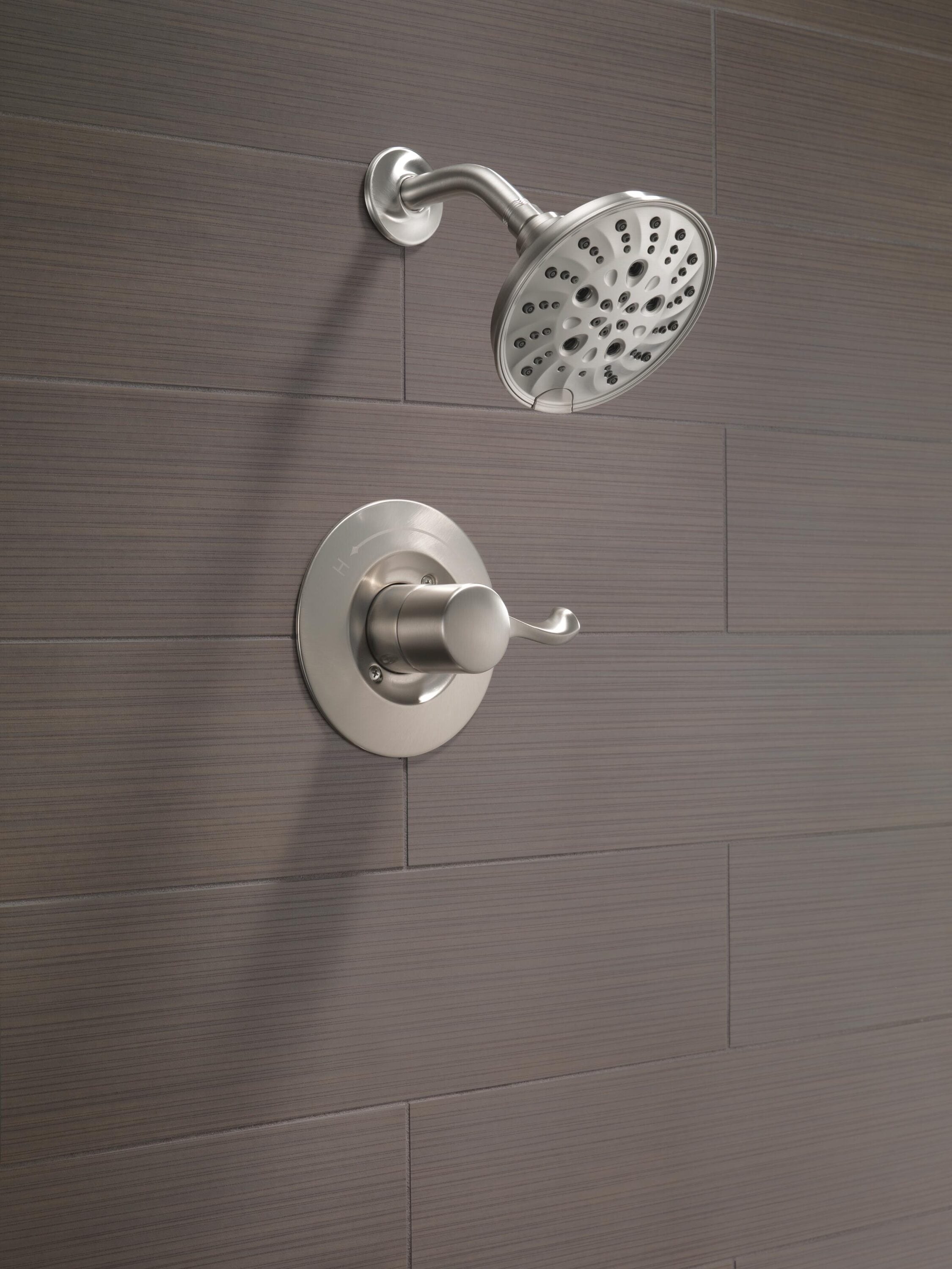 Grifo de ducha redondo de acero inoxidable con tecnología Spotshield de una sola manija y funciones múltiples de Delta Esato con válvula 142897-SP