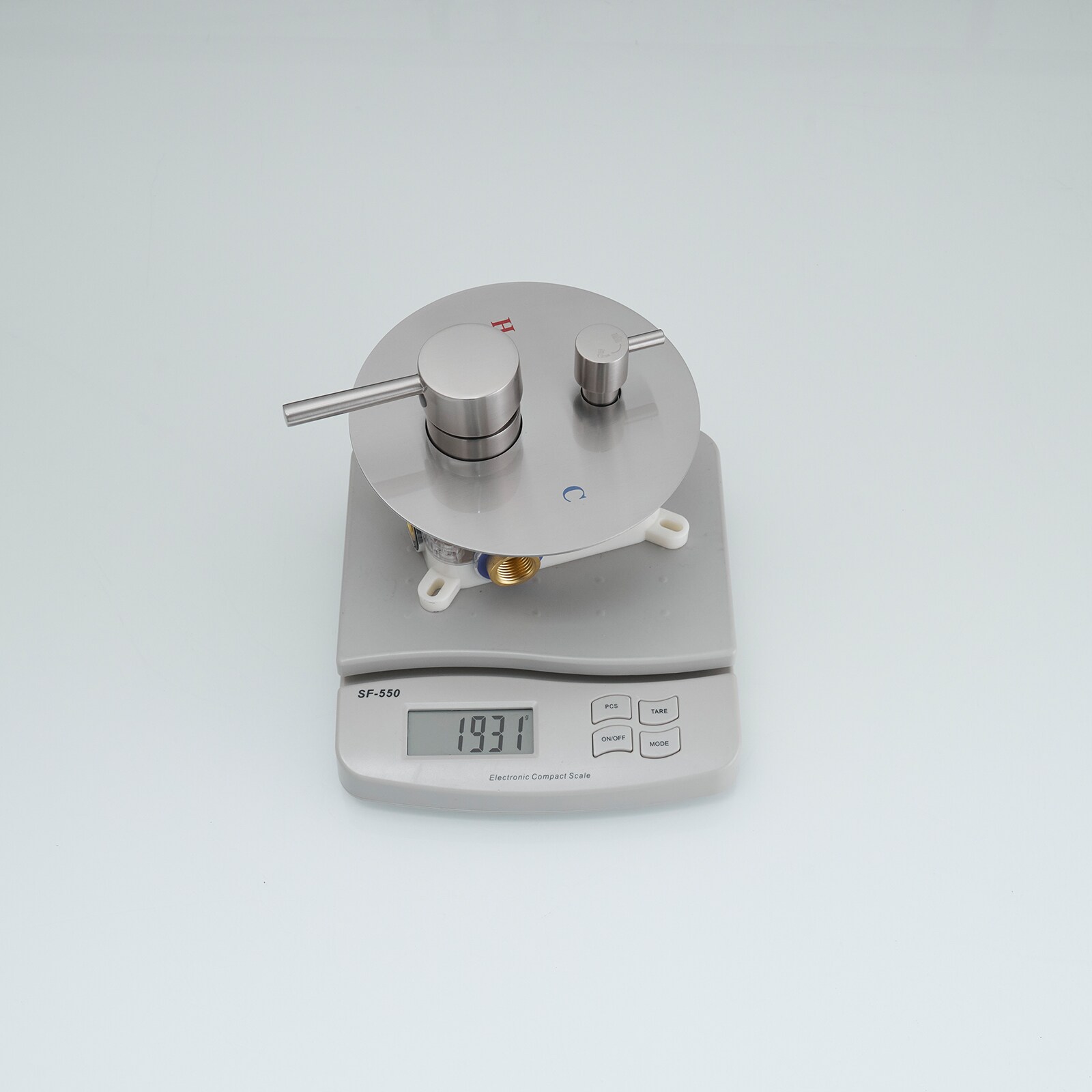 Faucet de ducha redondo de 1 manija de función múltiple de 13.58 pulgadas en níquel cepillado con válvula A-98017-N.
