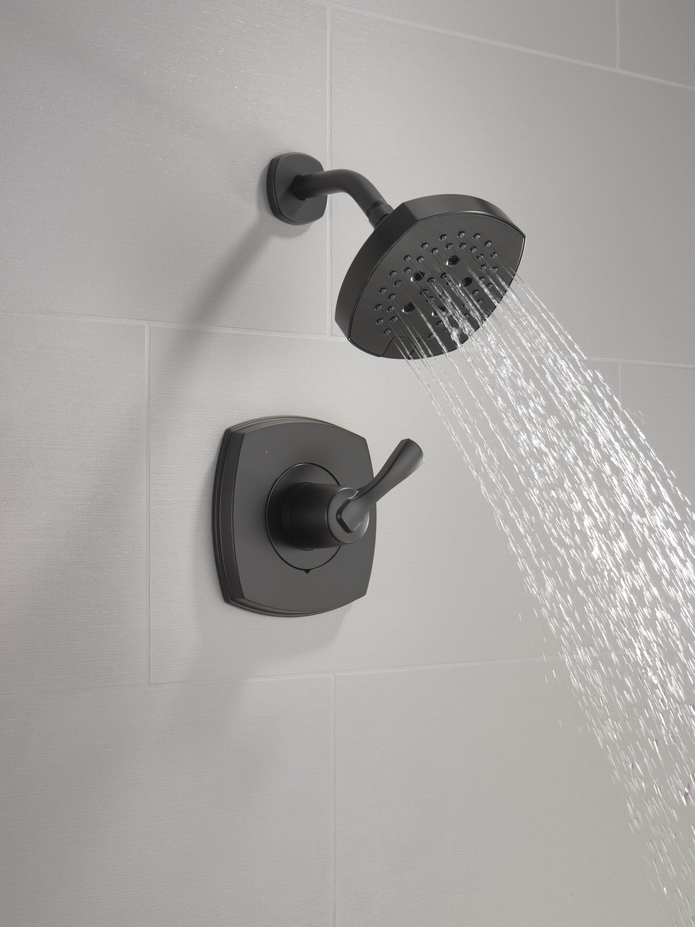 Grifo de ducha redondo de acero inoxidable de 7.0 pulgadas con válvula y función múltiple de un solo mango Delta Stryke