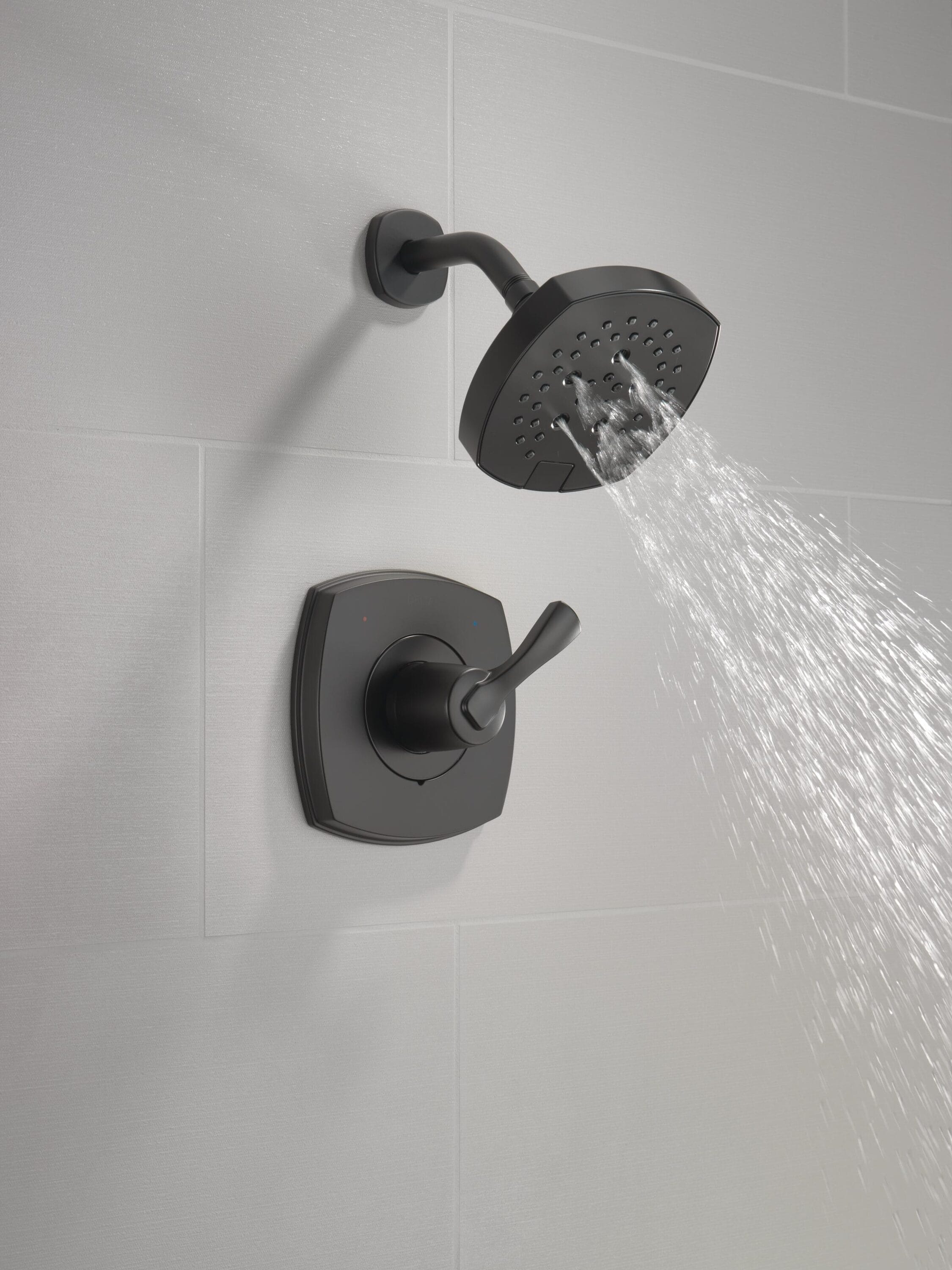 Grifo de ducha redondo de acero inoxidable de 7.0 pulgadas con válvula y función múltiple de un solo mango Delta Stryke