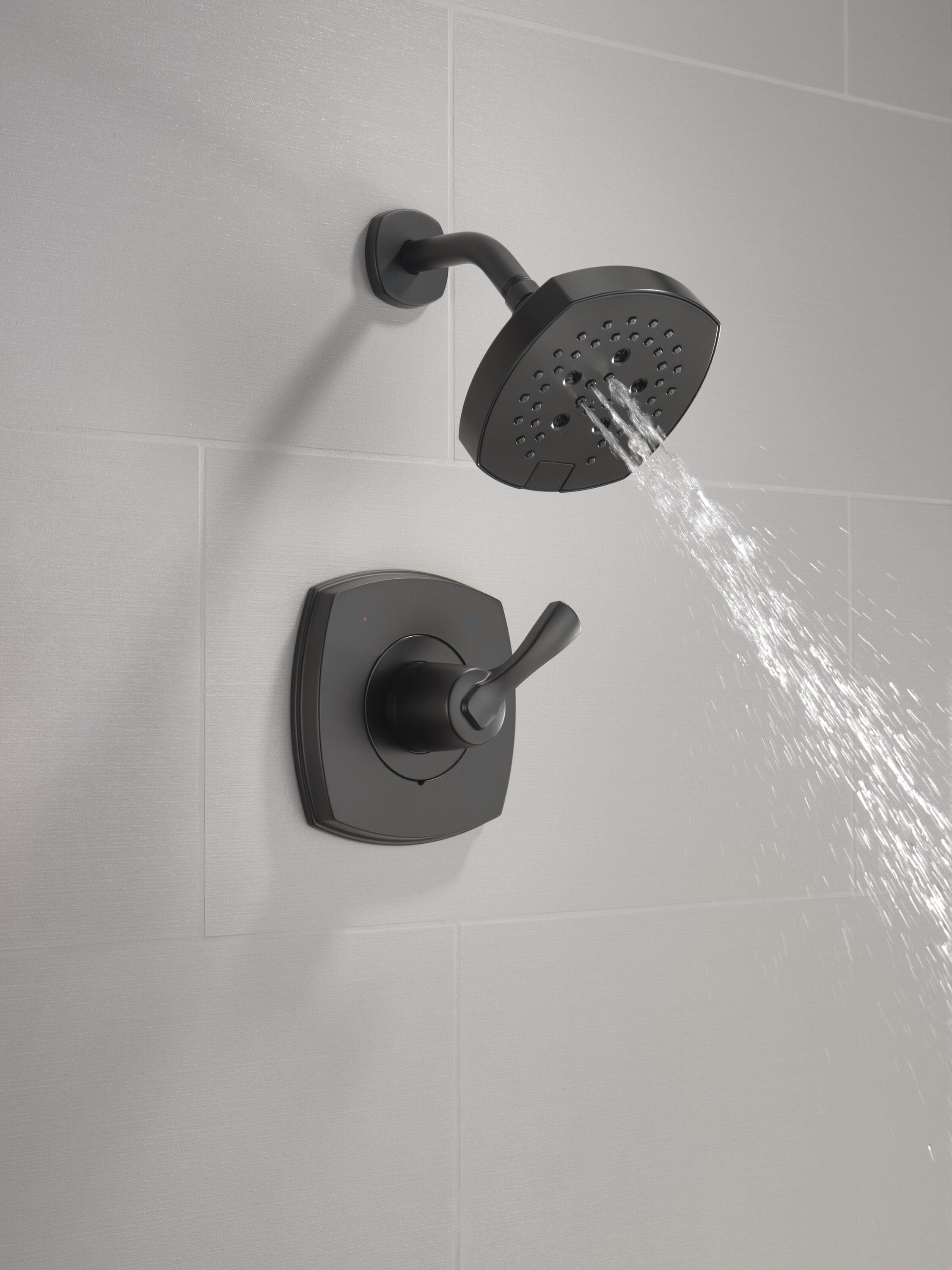 Grifo de ducha redondo de acero inoxidable de 7.0 pulgadas con válvula y función múltiple de un solo mango Delta Stryke