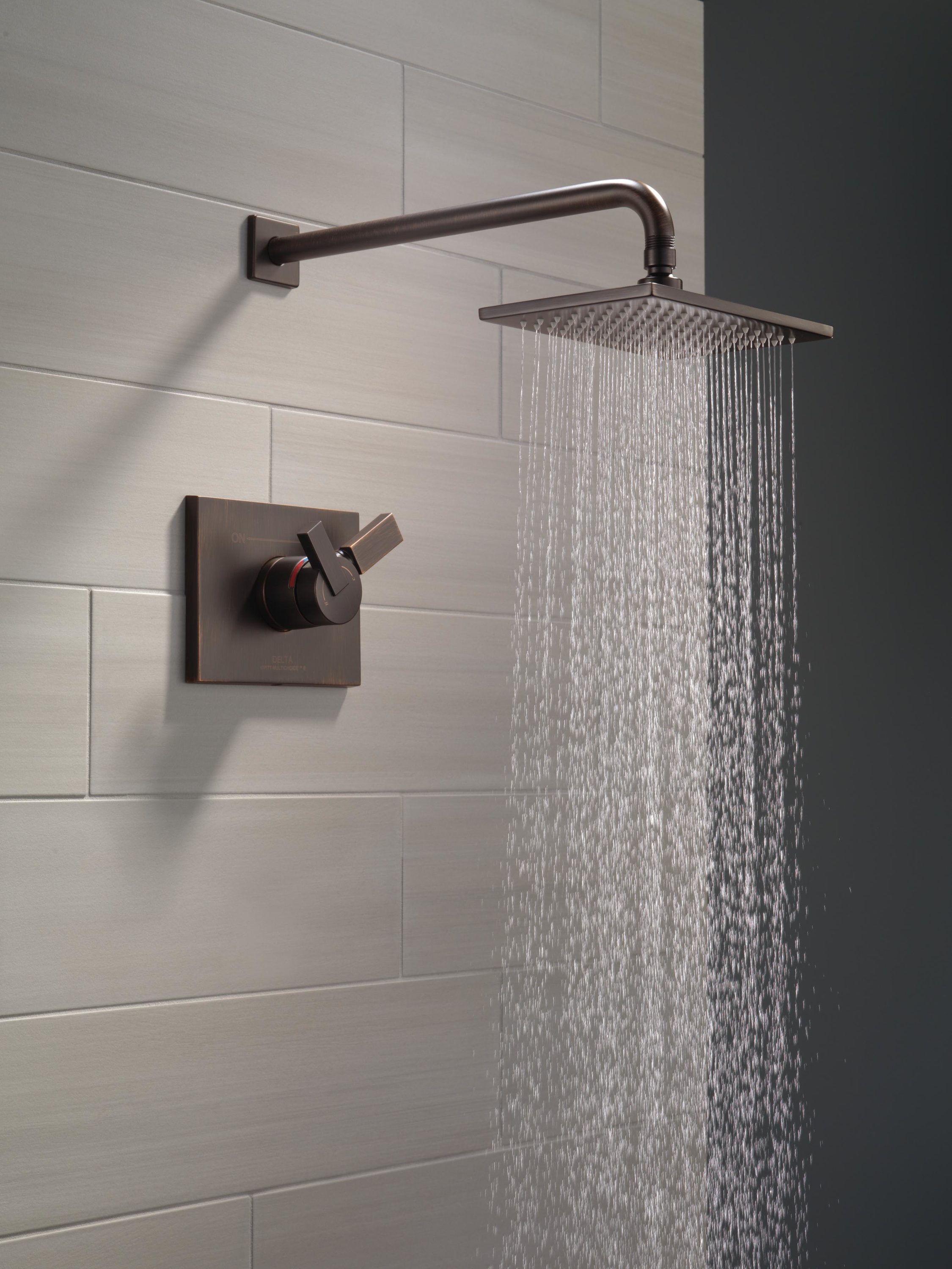 Grifo para ducha cuadrado de 5.7 pulgadas con 2 manijas en bronce veneciano Vero Delta