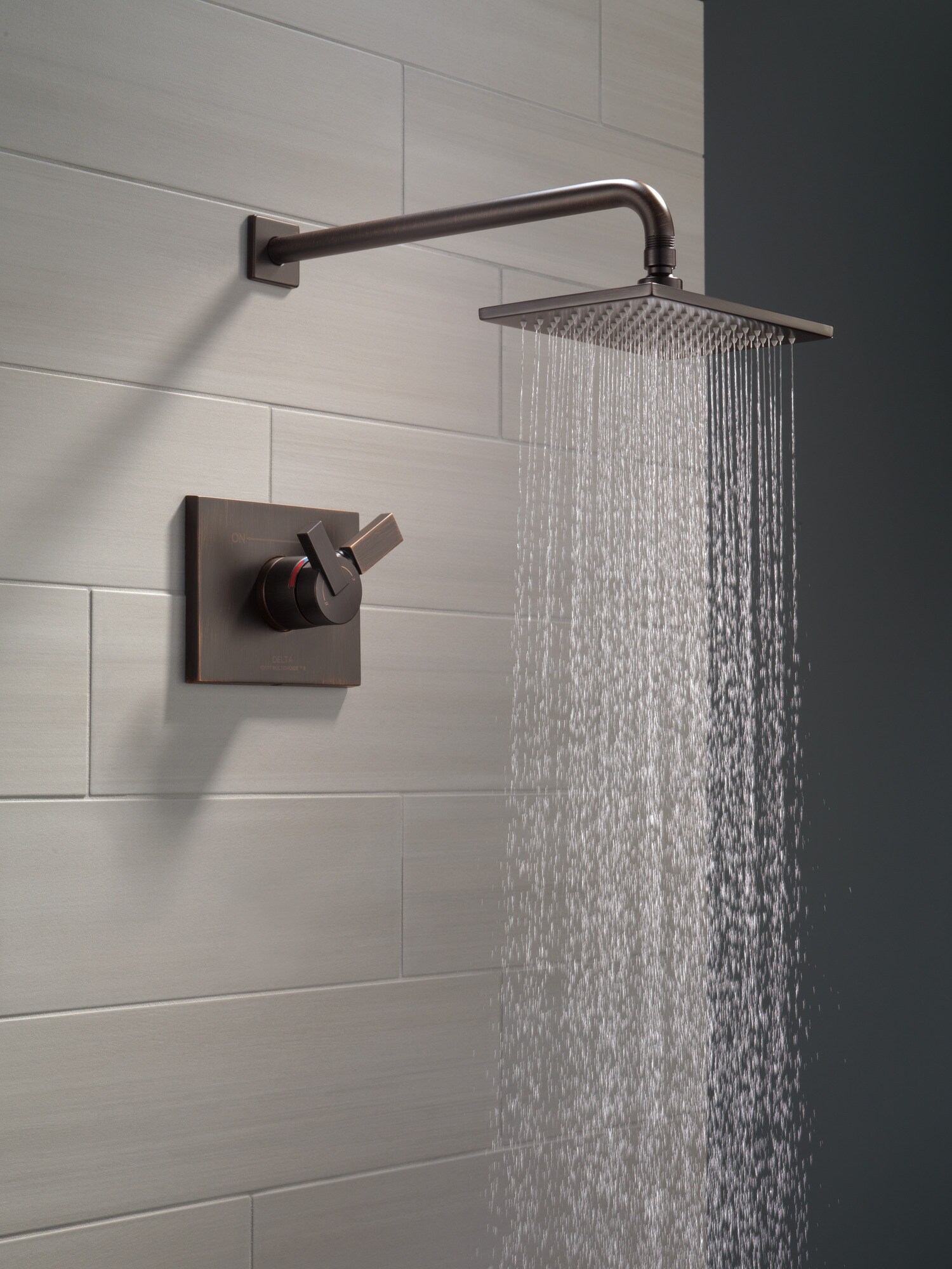 Grifo para ducha cuadrado de 5.7 pulgadas con 2 manijas en bronce veneciano Vero Delta