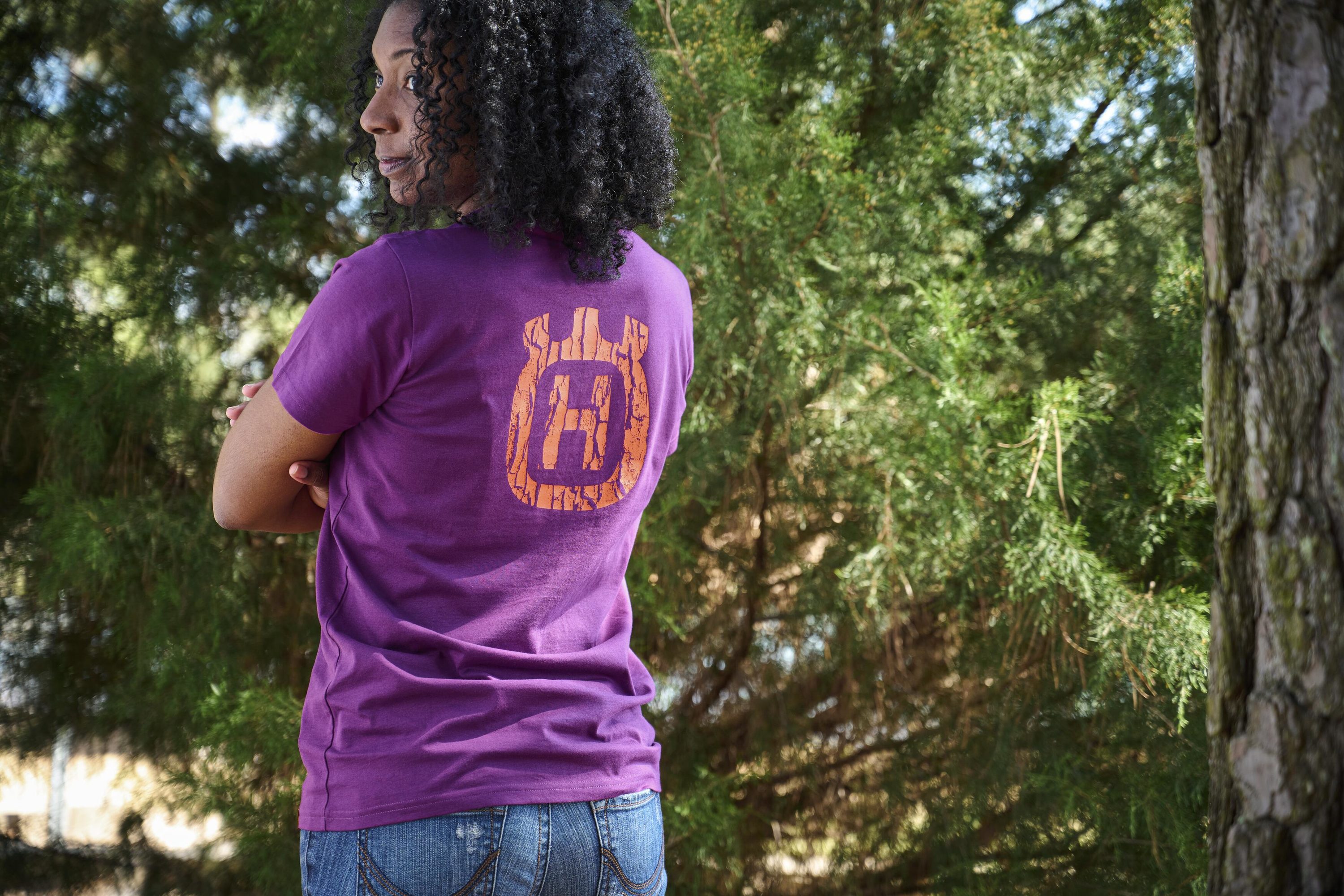Playera morada de manga corta para mujer de Husqvarna (XL)